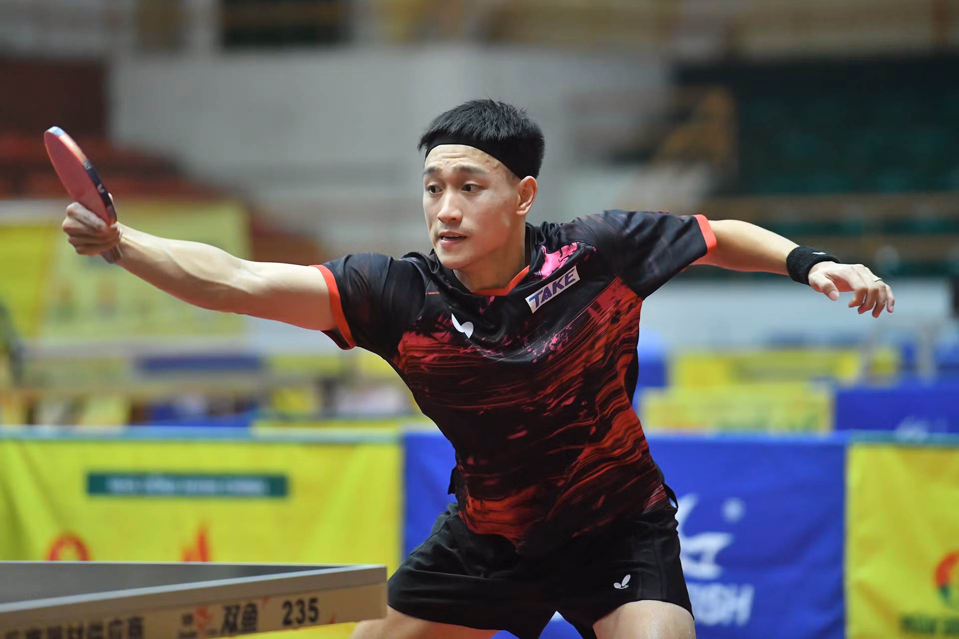 Nguyễn Anh Tú thực hiện những cú giật đầy uy lực và chính xác. Nguyễn Anh Tú thực hiện những cú giật đầy uy lực và chính xác.