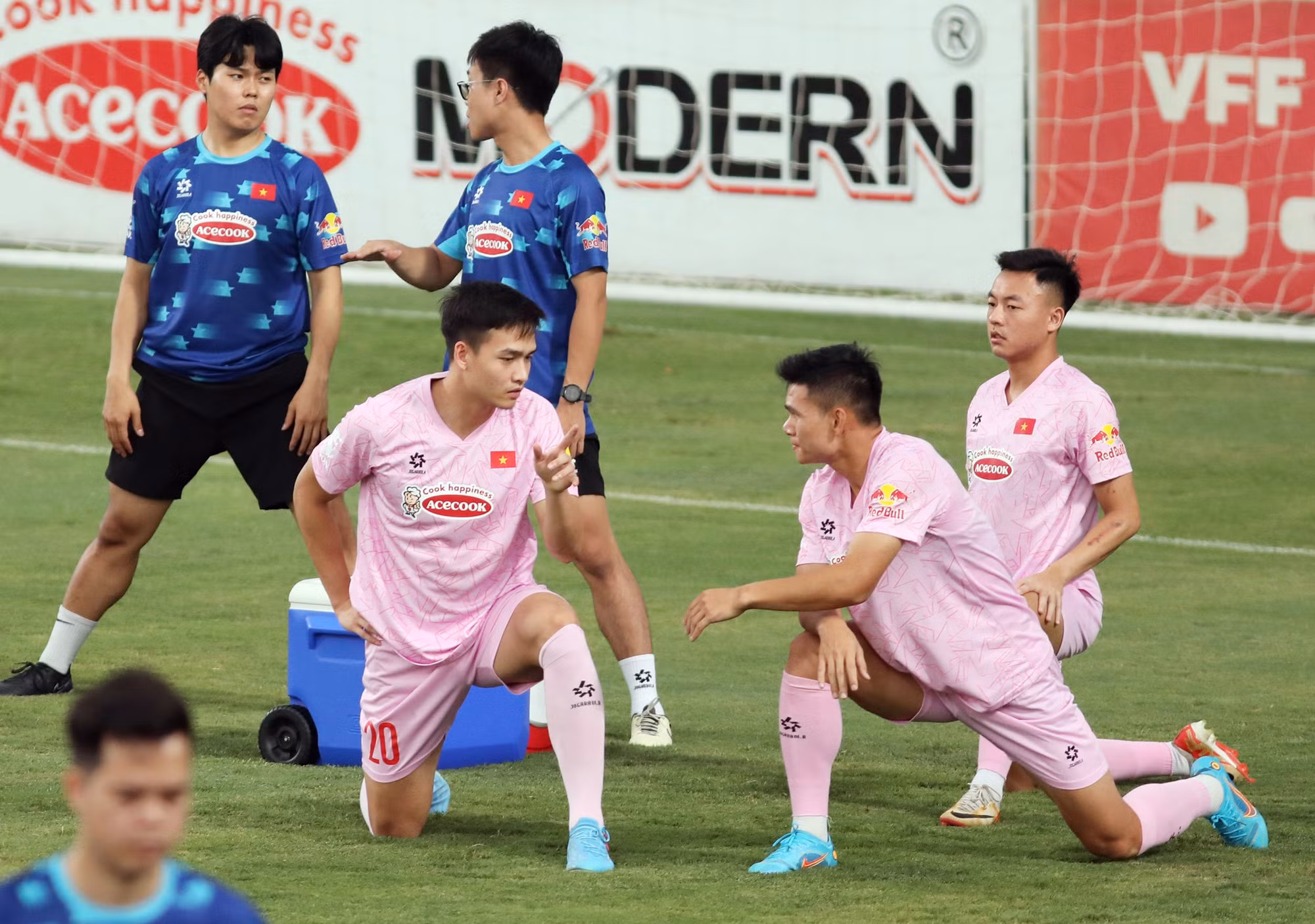Hậu vệ Bùi Hoàng Việt Anh (câu lạc bộ Công an Hà Nội) được huấn luyện viên Kim Sang-sik đưa vào ban cán sự đội tuyển Việt Nam với vai trò đội phó. Hậu vệ Bùi Hoàng Việt Anh (câu lạc bộ Công an Hà Nội) được huấn luyện viên Kim Sang-sik đưa vào ban cán sự đội tuyển Việt Nam với vai trò đội phó.