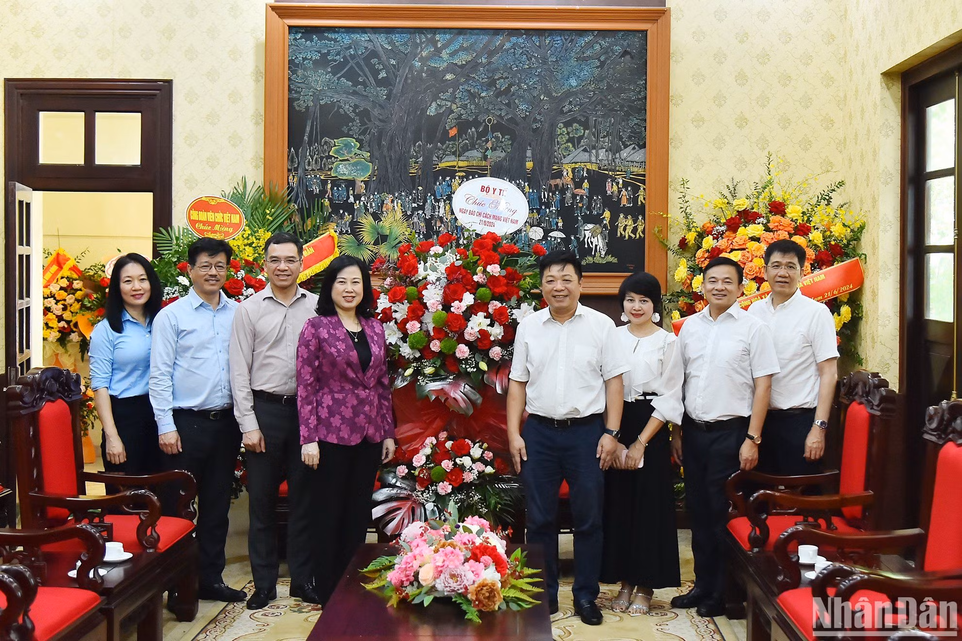 Bộ trưởng Y tế Đào Hồng Lan tặng hoa chúc mừng Báo Nhân Dân nhân dịp kỷ niệm 99 năm Ngày Báo chí cách mạng Việt Nam. (Ảnh: THỦY NGUYÊN)