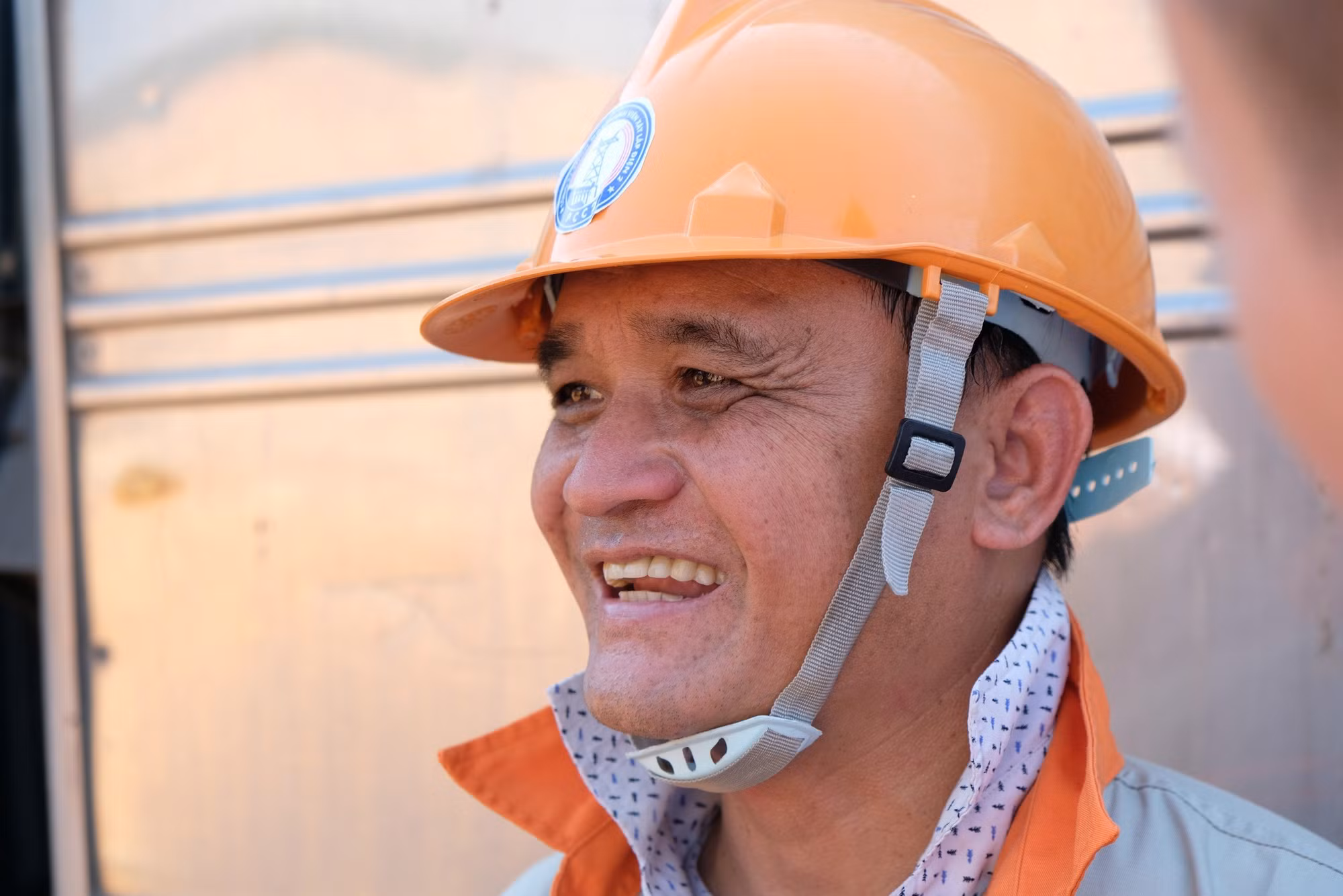 Đại diện nhà thầu xây dựng cho biết, tiến độ cung cấp cột thép, vật tư xây dựng phải đi cùng với tiến độ của thi công, không để xảy ra tình trạng "Móng thi công xong chờ cột, cột thi công xong chờ dây dẫn, cách điện phụ kiện...".