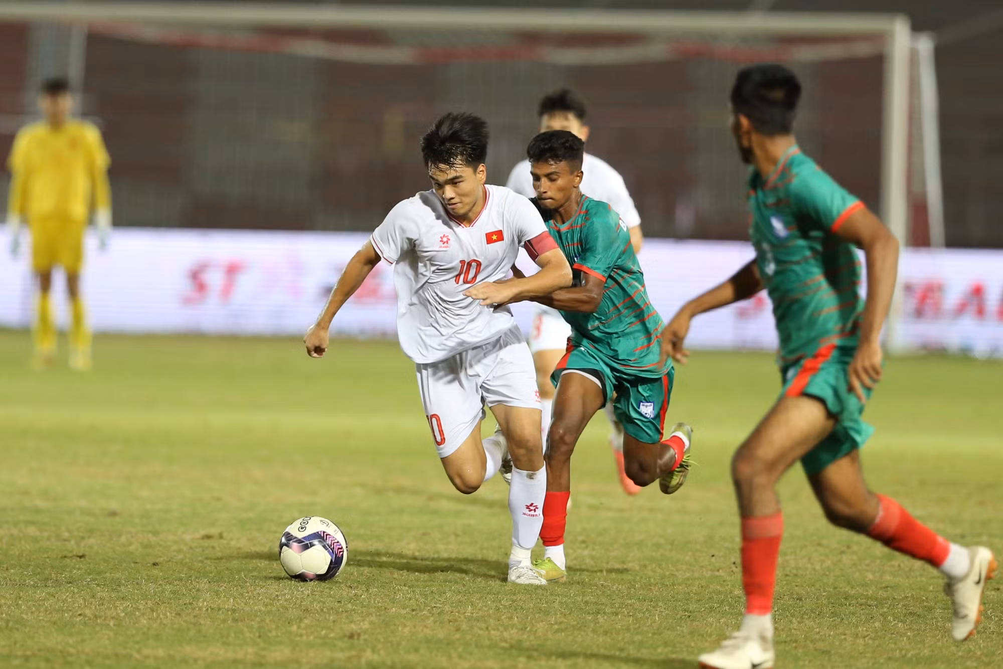 Thế trận áp đảo được U20 Việt Nam duy trì. Đến phút 80, U20 Việt Nam được hưởng quả đá phạt từ khoảng cách 20m. Công Phương thực hiện cú sút hiểm hóc, đưa bóng vào góc xa khung thành, ấn định chiến thắng 4-1 cho U20 Việt Nam.