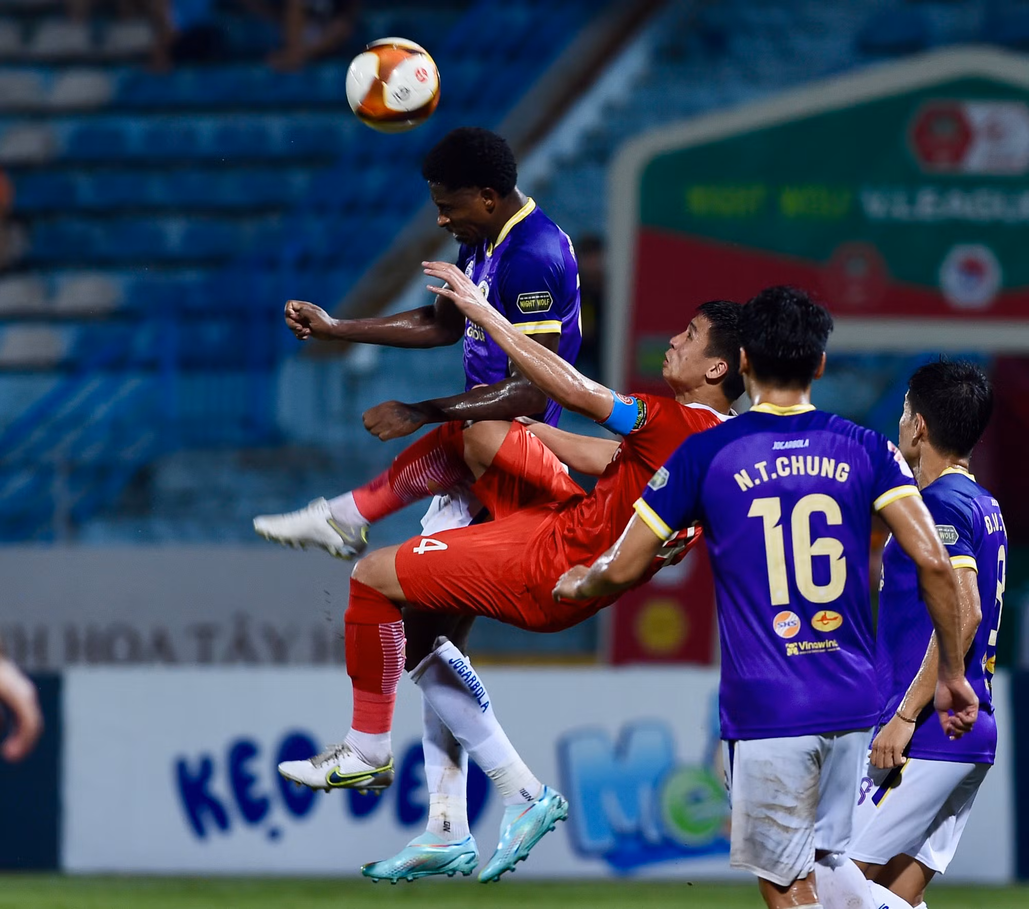 Sang hiệp 2, Hà Nội FC liên tục gây sức ép nhằm tìm kiếm bàn gỡ hòa.