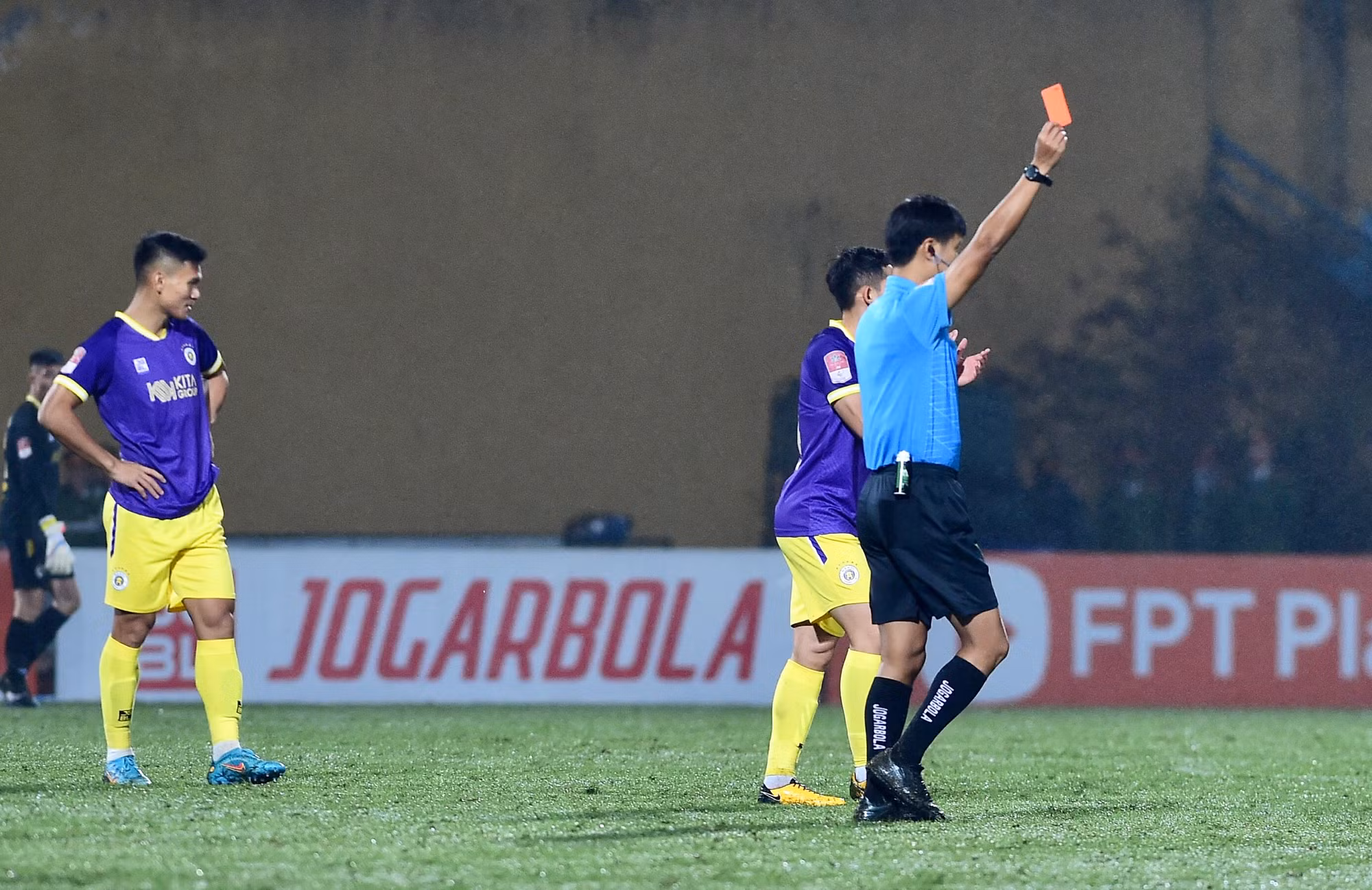 Hà Nội FC được TP Hồ Chí Minh tặng quà từ rất sớm ở cuộc so tài. Phút thứ 4, VAR vào cuộc và Cheick Timite phải nhận thẻ đỏ trực tiếp từ trọng tài. Tiền đạo của đội khách đã có hành vì húc đầu vào người Brandon Wilson bên phía Hà Nội. Hà Nội FC được TP Hồ Chí Minh tặng quà từ rất sớm ở cuộc so tài. Phút thứ 4, VAR vào cuộc và Cheick Timite phải nhận thẻ đỏ trực tiếp từ trọng tài. Tiền đạo của đội khách đã có hành vì húc đầu vào người Brandon Wilson bên phía Hà Nội.