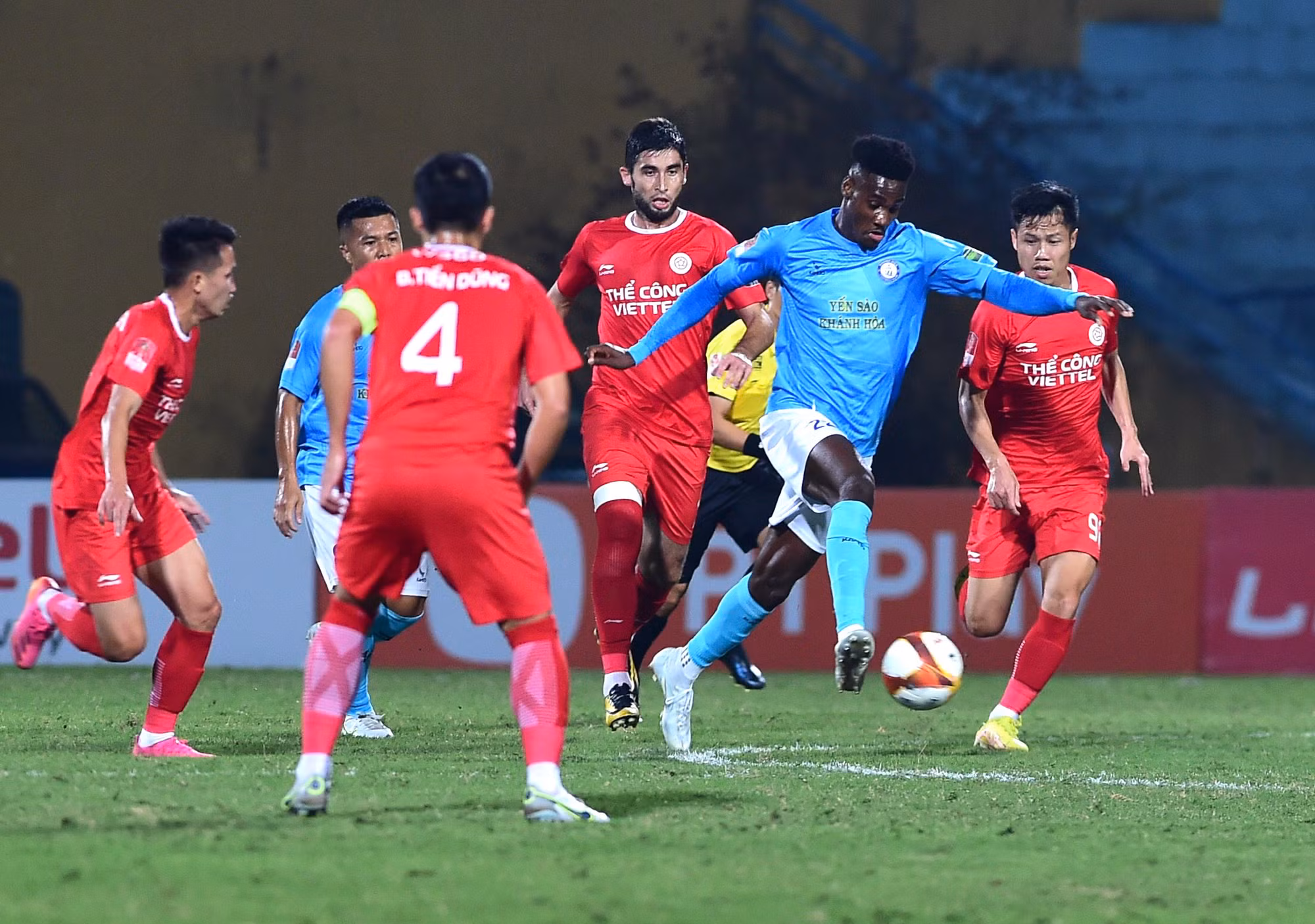 Thể Công Viettel trở lại V-League dưới sự dẫn dắt của huấn luyện viên Đức Thắng. Thể Công Viettel trở lại V-League dưới sự dẫn dắt của huấn luyện viên Đức Thắng.