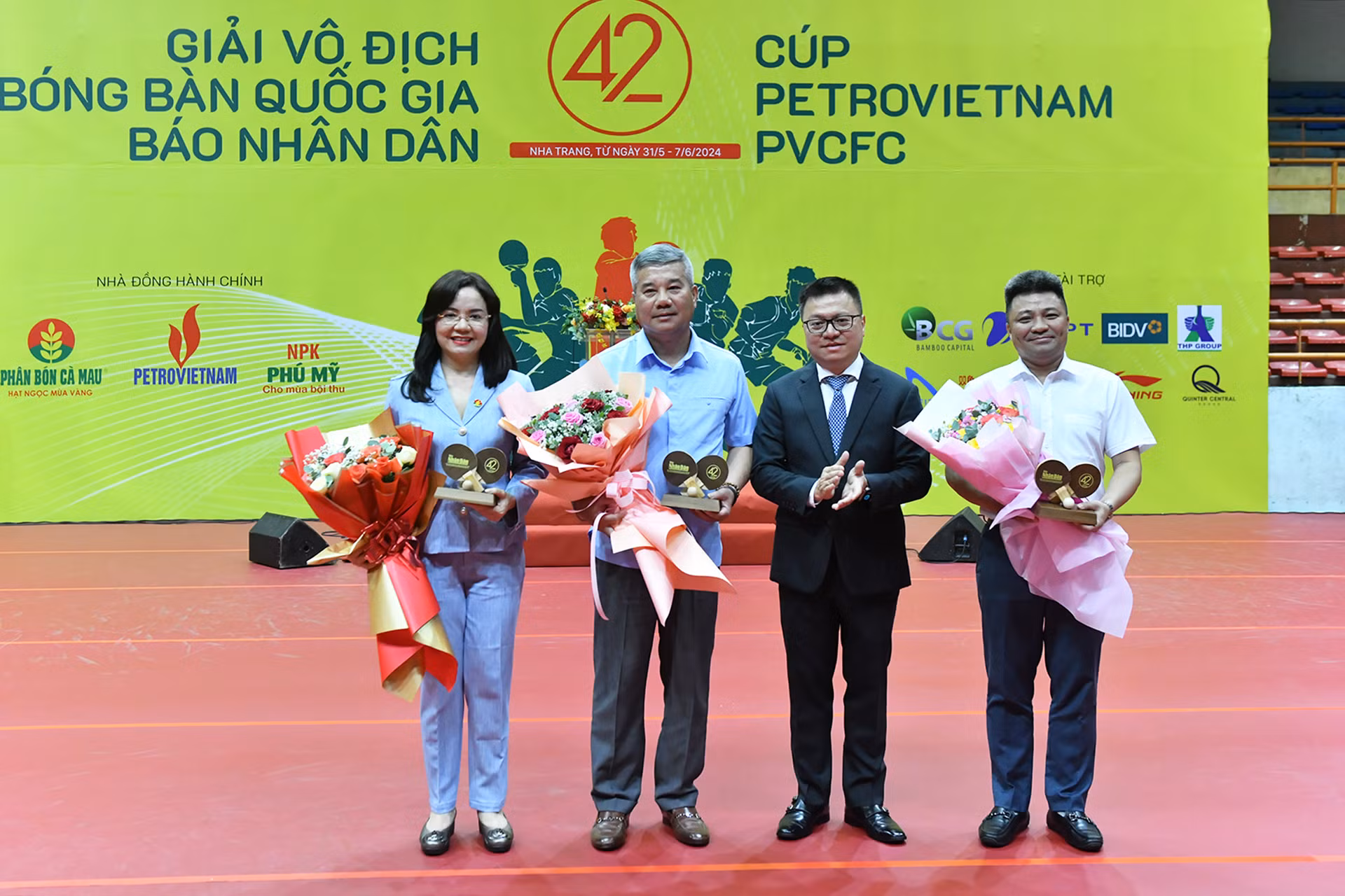 Đồng chí Lê Quốc Minh tặng Kỷ niệm chương của Báo Nhân Dân cho đại diện các nhà tài trợ của giải đấu.