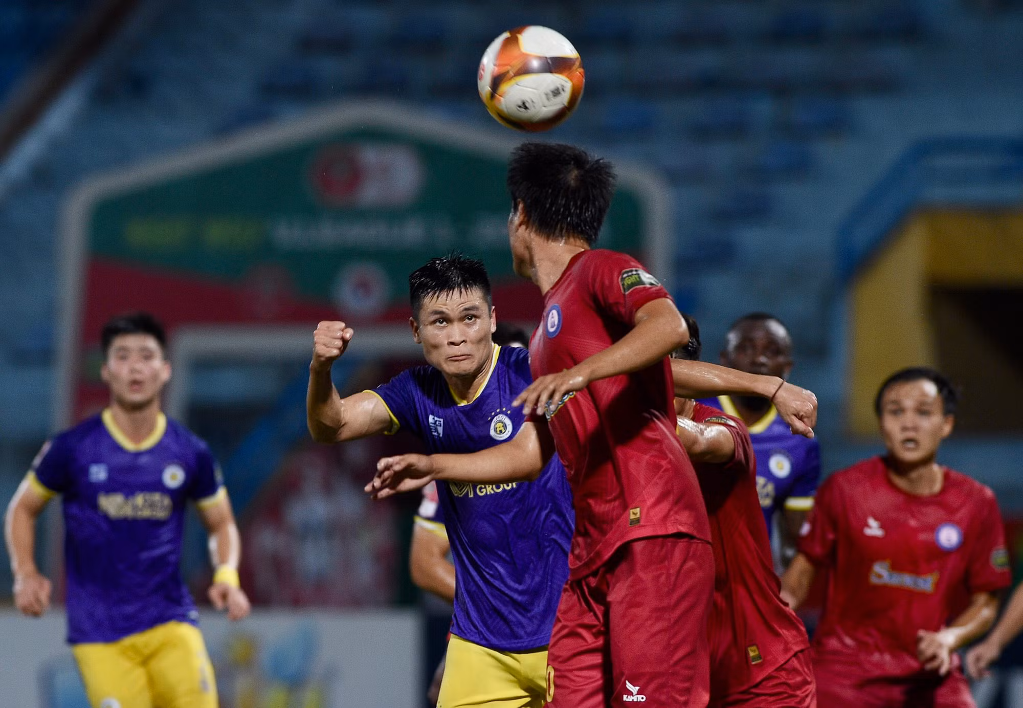 Hà Nội nhanh chóng lấy lại tinh thần. Phút 36, đội chủ nhà có bàn gỡ hòa 1-1. Đón bóng từ quả đá phạt góc của Hai Long, Tuấn Hải chạy chỗ hợp lý trước khi đánh đầu làm tung lưới Khánh Hòa.