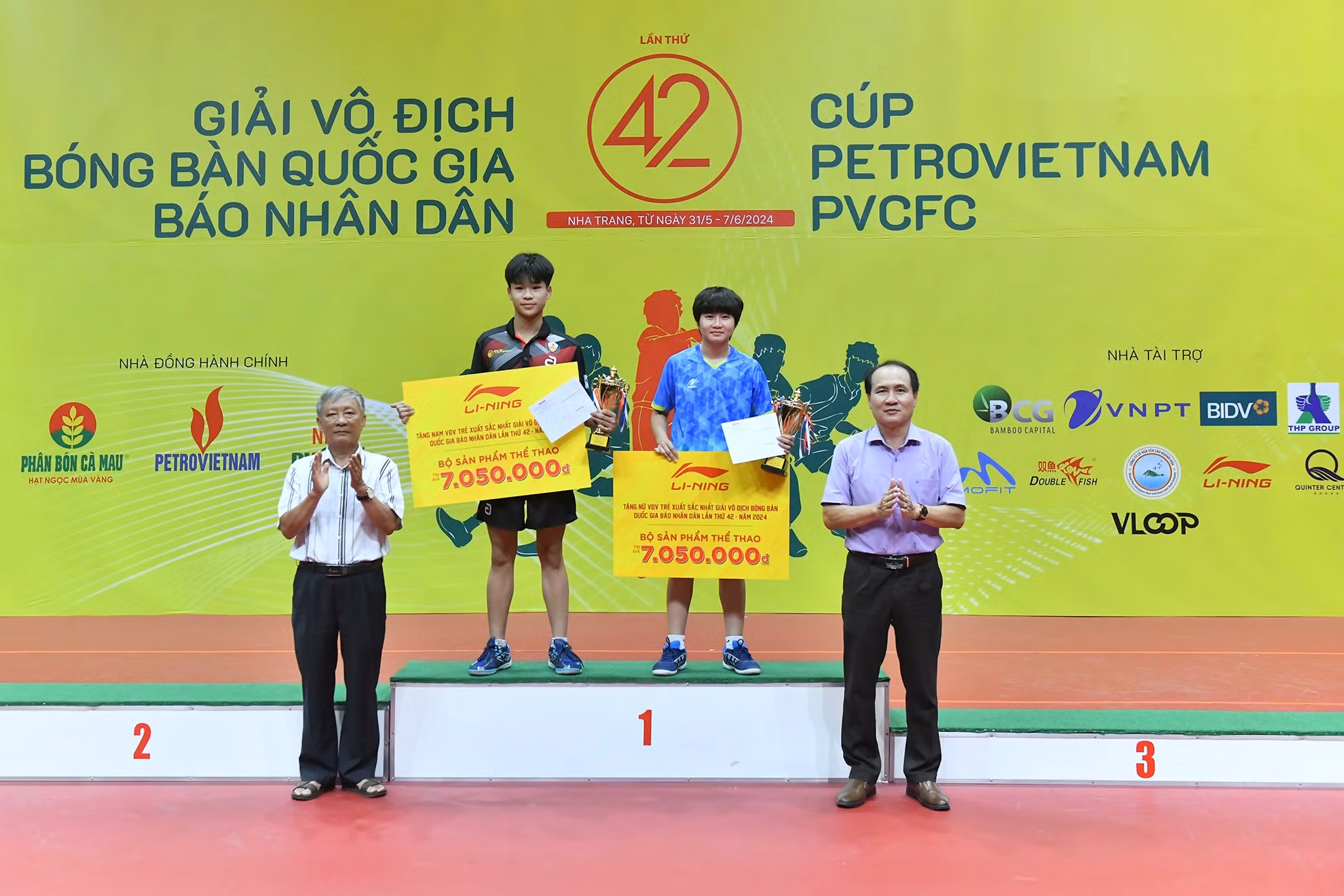Các đại biểu trao giải vận động viên nam trẻ triển vọng nhất cho Đỗ Mạnh Lương, 15 tuổi, đội Công an nhân dân T&T, và vận động viên nữ trẻ triển vọng nhất cho Nguyễn Như Quỳnh, 15 tuổi, đội Thành phố Hồ Chí Minh. Các đại biểu trao giải vận động viên nam trẻ triển vọng nhất cho Đỗ Mạnh Lương, 15 tuổi, đội Công an nhân dân T&T, và vận động viên nữ trẻ triển vọng nhất cho Nguyễn Như Quỳnh, 15 tuổi, đội Thành phố Hồ Chí Minh.