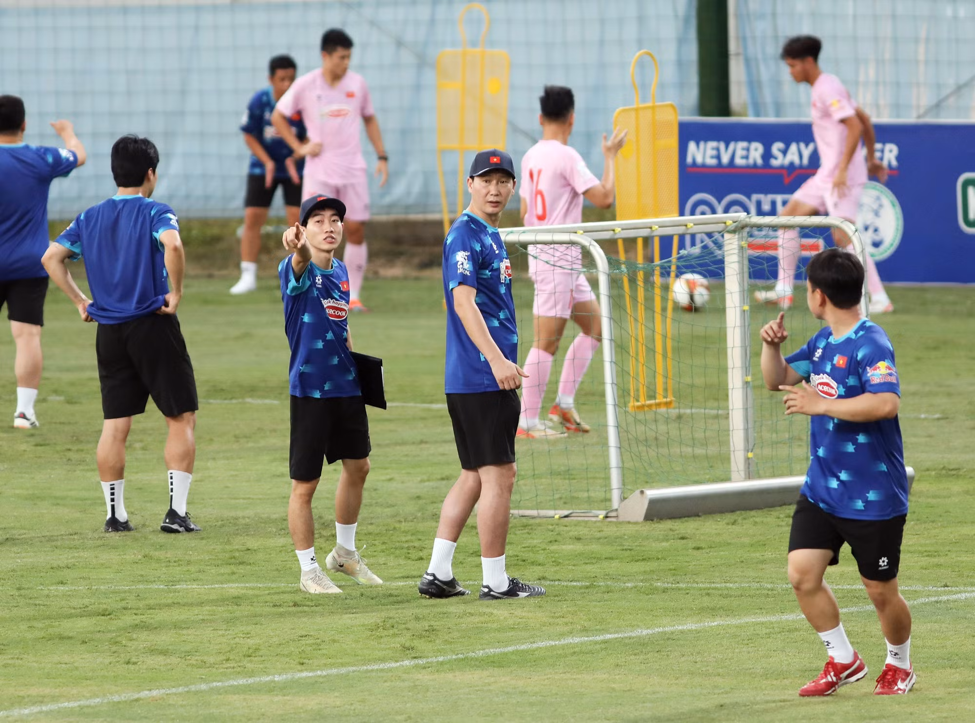 Huấn luyện viên Kim Sang-sik cơ bản đã lên được bộ khung cho tuyển Việt Nam. Huấn luyện viên Kim Sang-sik cơ bản đã lên được bộ khung cho tuyển Việt Nam.