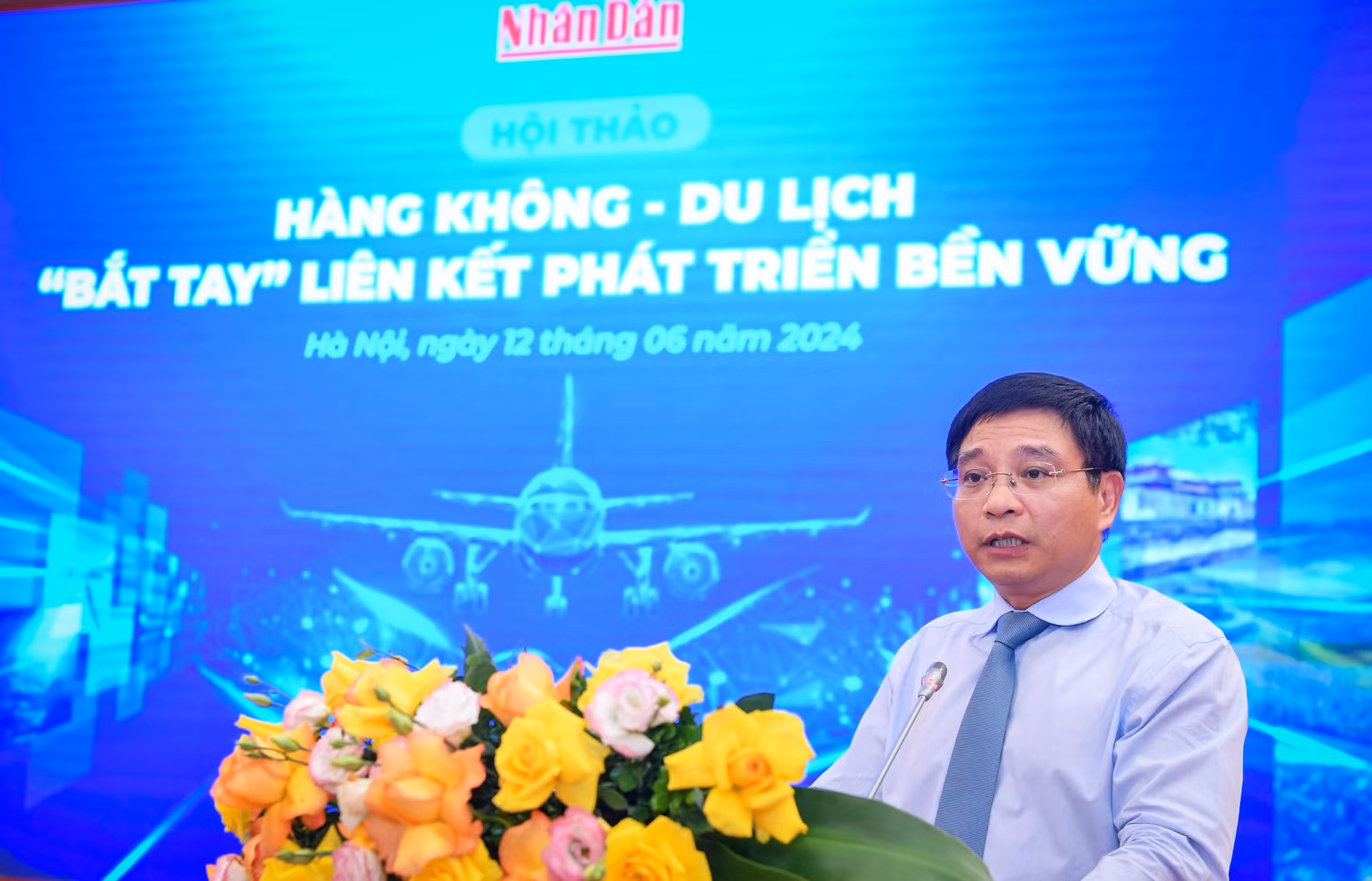 Đồng chí Nguyễn Văn Thắng, Bộ trưởng Giao thông vận tải phát biểu chào mừng hội thảo. Theo Bộ trưởng, Hội thảo là diễn đàn quan trọng để cơ quan quản lý, doanh nghiệp hàng không lữ hành, cá nhân, đơn vị quan tâm có thể chia sẻ thông tin, trao đổi ý kiến liên quan đến việc xây dựng và phát triển cầu nối giữa hàng không và du lịch, nâng cao hiệu quả kết nối giữa các ngành, phát huy kết quả đạt được, cùng nhau đồng hành, chia sẻ hướng tới phát triển bền vững, lâu dài. Đồng chí Nguyễn Văn Thắng, Bộ trưởng Giao thông vận tải phát biểu chào mừng hội thảo. Theo Bộ trưởng, Hội thảo là diễn đàn quan trọng để cơ quan quản lý, doanh nghiệp hàng không lữ hành, cá nhân, đơn vị quan tâm có thể chia sẻ thông tin, trao đổi ý kiến liên quan đến việc xây dựng và phát triển cầu nối giữa hàng không và du lịch, nâng cao hiệu quả kết nối giữa các ngành, phát huy kết quả đạt được, cùng nhau đồng hành, chia sẻ hướng tới phát triển bền vững, lâu dài.
