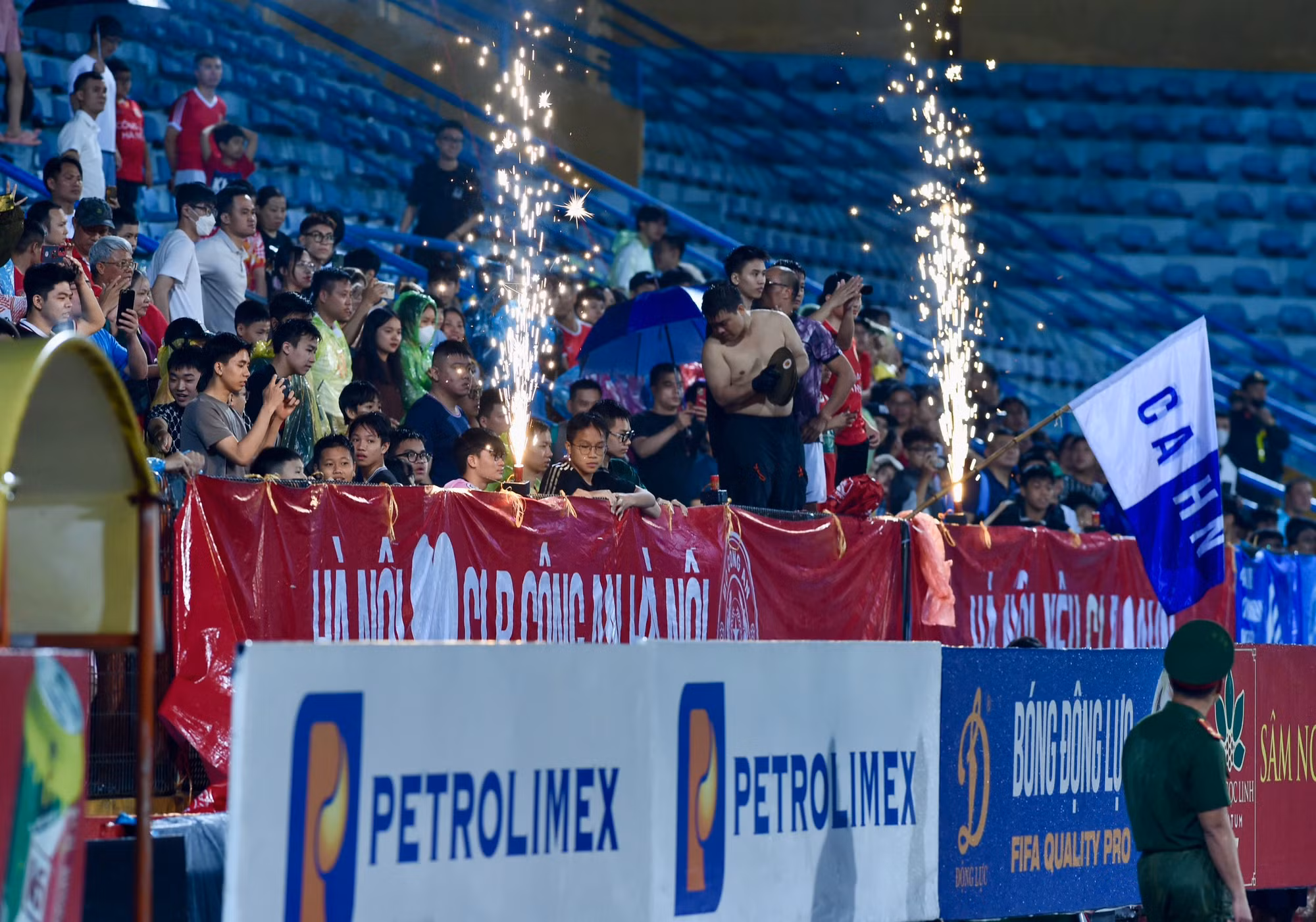 Cổ động viên Công an Hà Nội hài lòng với kết quả chung cuộc 3-1.