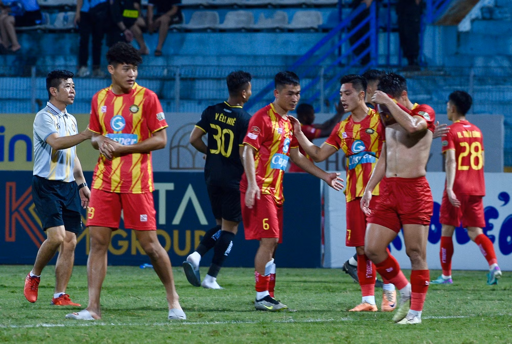 Nỗi buồn của các cầu thủ Đông Á Thanh Hoá sau thất bại trước Hà Nội FC với tỷ số 1-2. Nỗi buồn của các cầu thủ Đông Á Thanh Hoá sau thất bại trước Hà Nội FC với tỷ số 1-2.