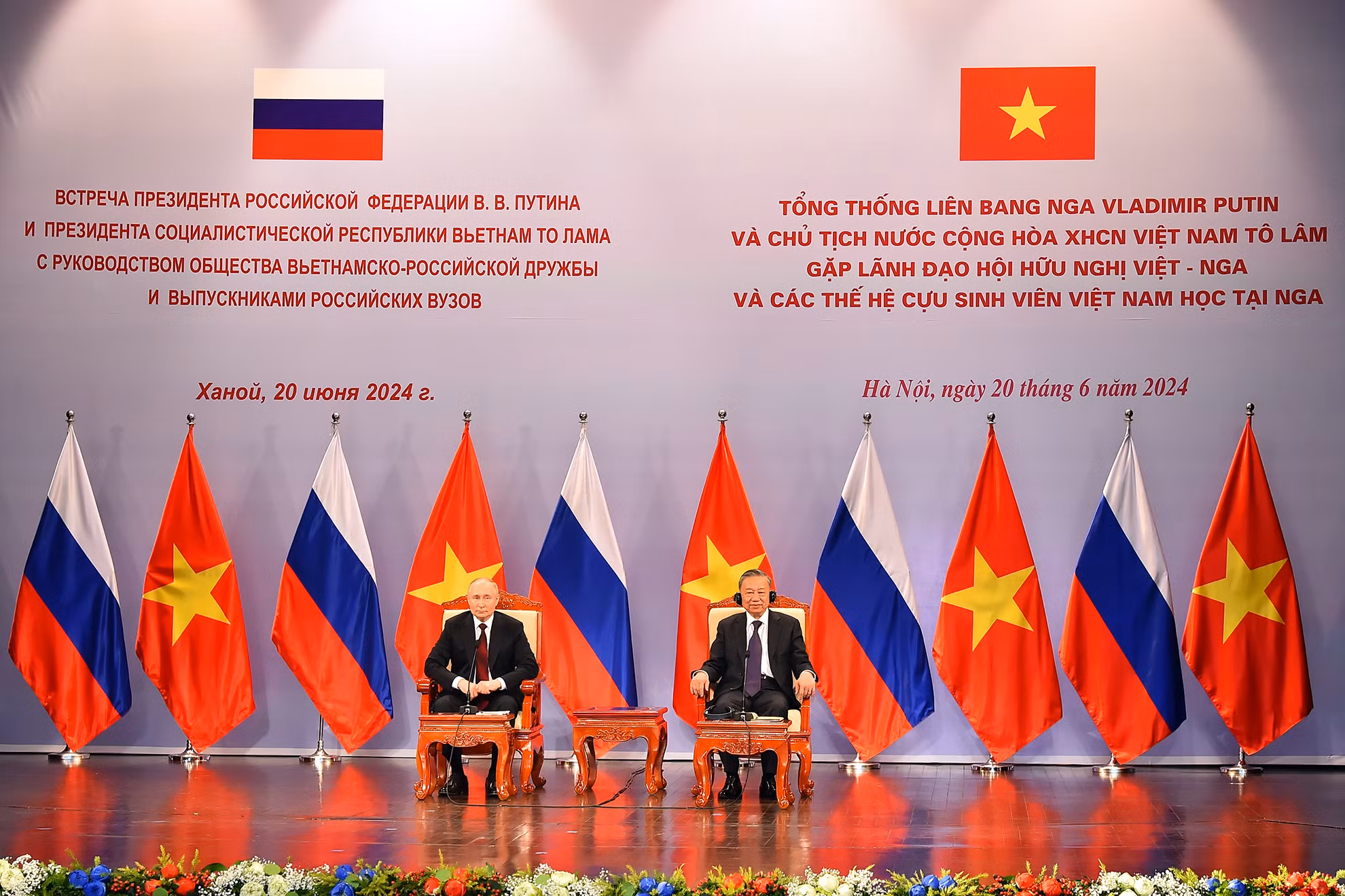 Đây là một trong những hoạt động có ý nghĩa trong chuyến thăm chính thức Việt Nam lần này của Tổng thống Liên bang Nga Vladimir Putin. Đây là một trong những hoạt động có ý nghĩa trong chuyến thăm chính thức Việt Nam lần này của Tổng thống Liên bang Nga Vladimir Putin.