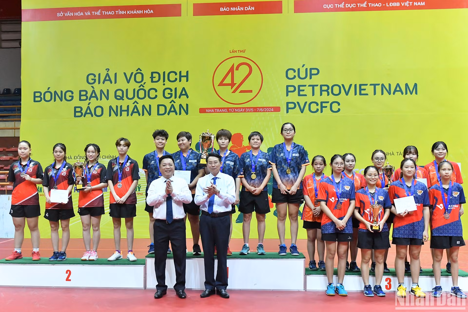 Phó Tổng Biên tập Quế Đình Nguyên và Phó Chủ tịch Ủy ban nhân dân tỉnh Khánh Hoà Đinh Văn Thiệu trao huy chương và cúp cho các đội đoạt giải tại nội dung đồng đội nữ.
