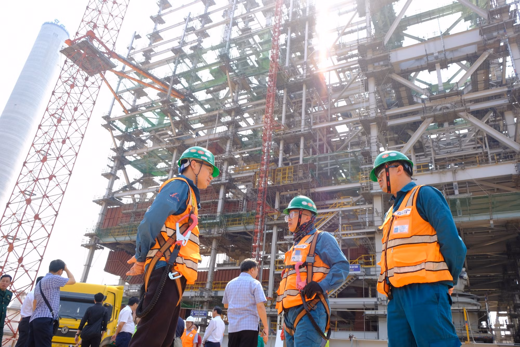Hiện có khoảng 1.000 công nhân cùng hàng trăm cán bộ kỹ sư đang chạy đua với thời gian để hoàn thành dự án.