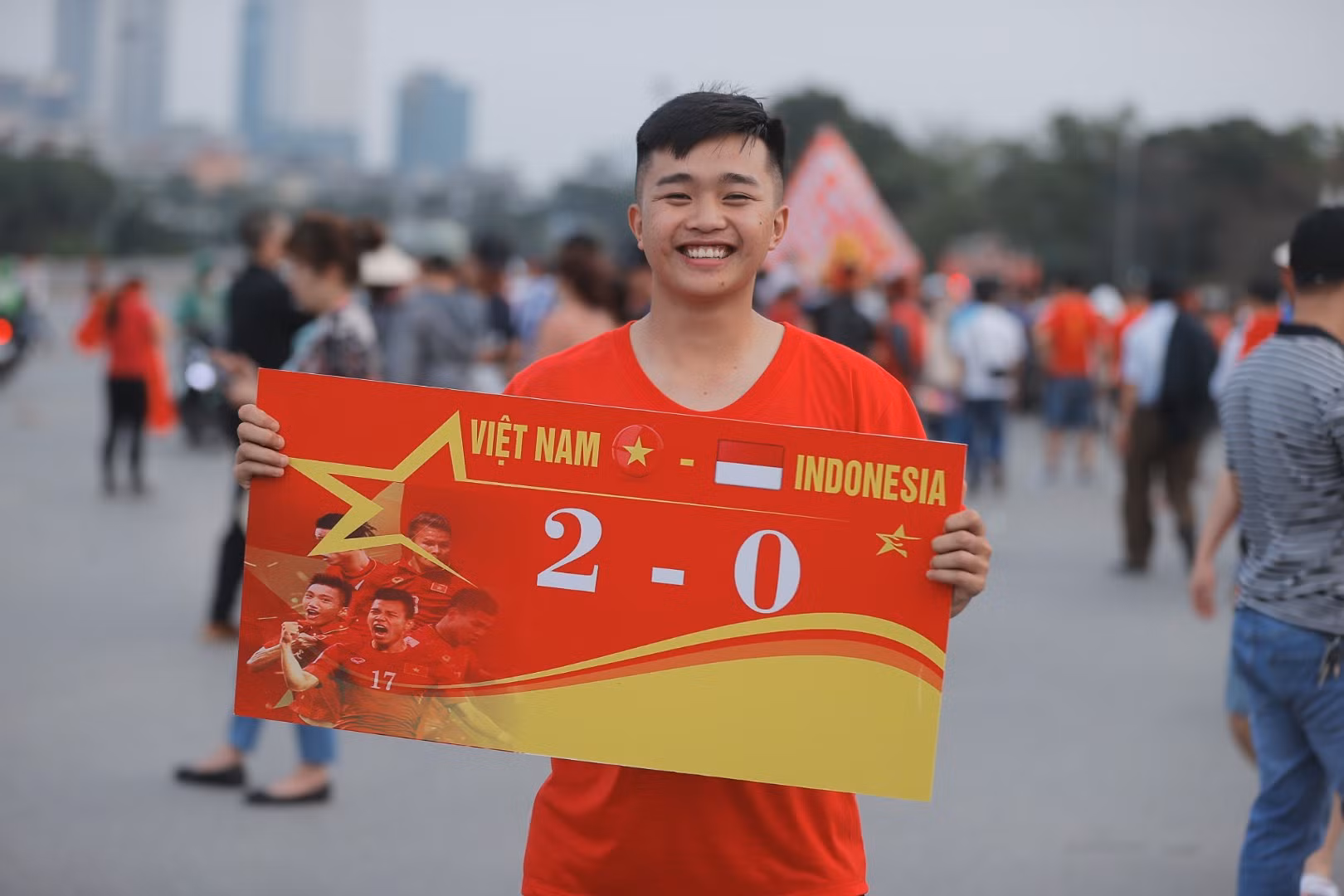 Một cổ động viên mang theo niềm tin vào kết quả khả quan đối với thầy trò huấn luyện viên Philippe Troussier.