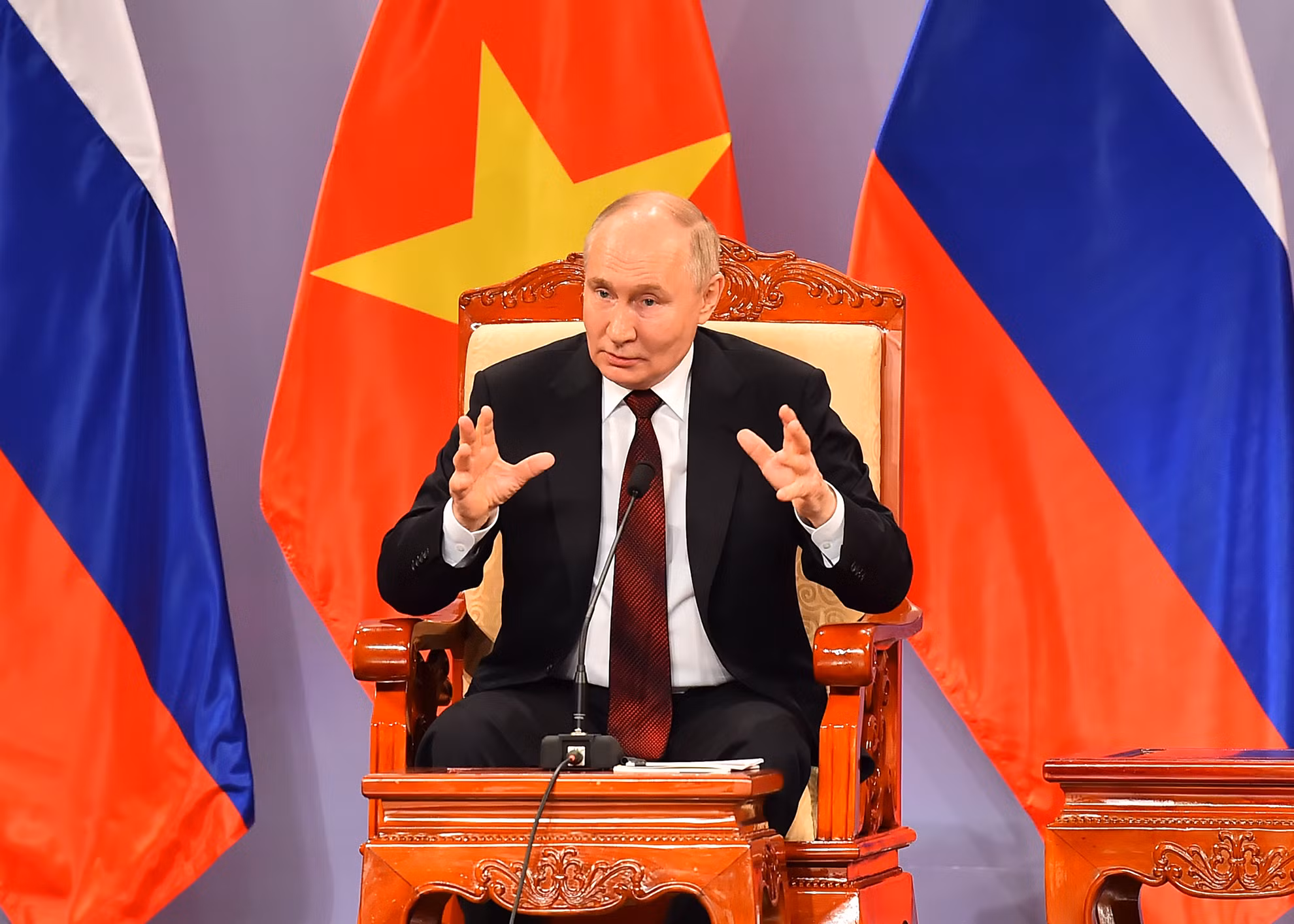 Tổng thống Liên bang Nga Vladimir Putin trả lời câu hỏi của các đại biểu tại buổi gặp. Tổng thống Liên bang Nga Vladimir Putin trả lời câu hỏi của các đại biểu tại buổi gặp.