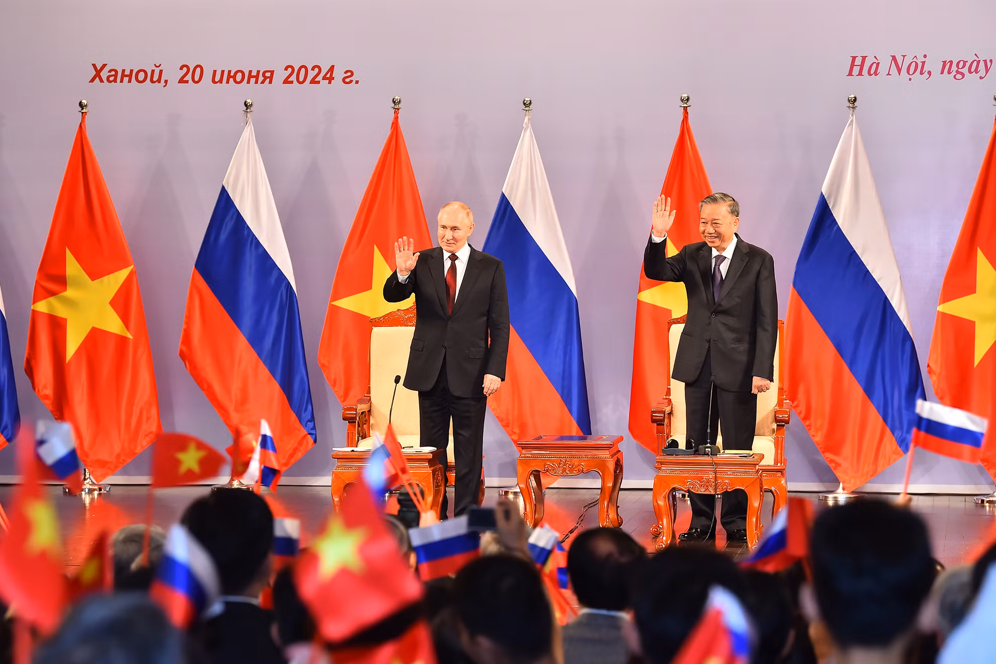 Chủ tịch nước Tô Lâm và Tổng thống Liên bang Nga Vladimir Putin tới dự buổi gặp lãnh đạo Hội hữu nghị Việt -Nga và các thế hệ cựu sinh viên Việt Nam học tại Nga. Chủ tịch nước Tô Lâm và Tổng thống Liên bang Nga Vladimir Putin tới dự buổi gặp lãnh đạo Hội hữu nghị Việt -Nga và các thế hệ cựu sinh viên Việt Nam học tại Nga.
