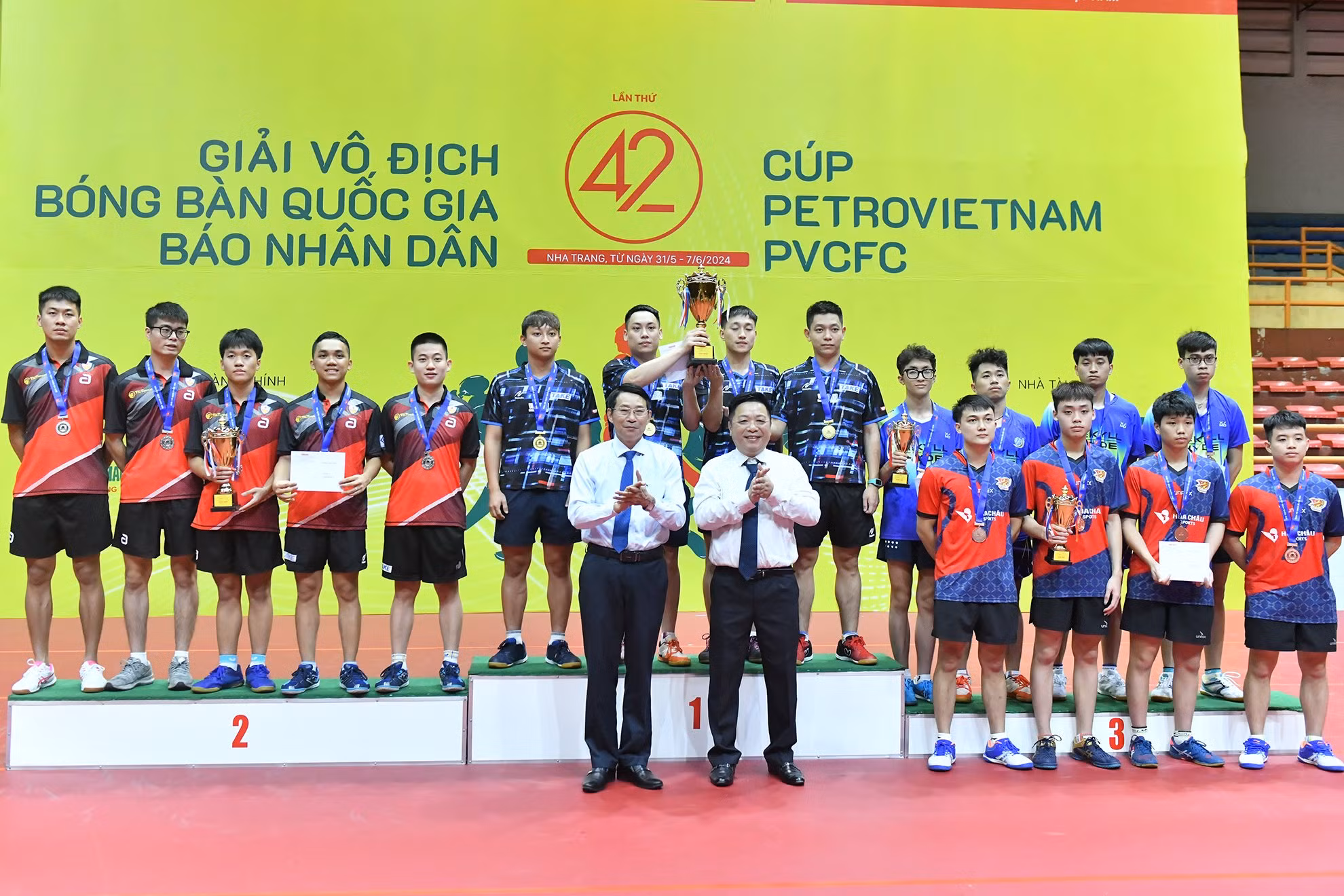 Phó Tổng Biên tập Quế Đình Nguyên và Phó Chủ tịch Ủy ban nhân dân tỉnh Khánh Hòa Đinh Văn Thiệu trao huy chương và cúp cho các đội đoạt giải tại nội dung đồng đội nam. Phó Tổng Biên tập Quế Đình Nguyên và Phó Chủ tịch Ủy ban nhân dân tỉnh Khánh Hòa Đinh Văn Thiệu trao huy chương và cúp cho các đội đoạt giải tại nội dung đồng đội nam.