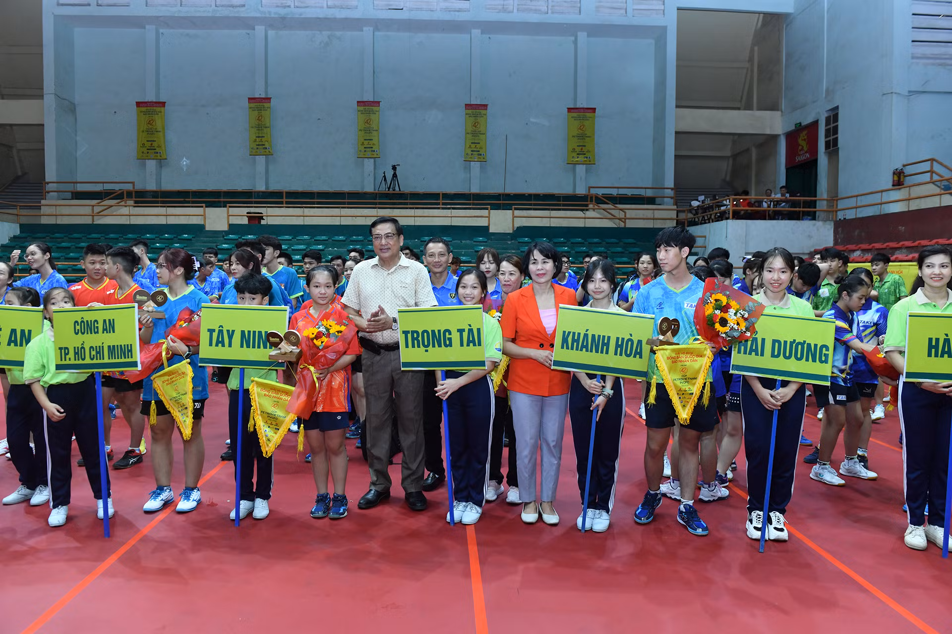 Các đại biểu chụp hình lưu niệm cùng đoàn trọng tài và 17 đoàn tham dự thi đấu.
