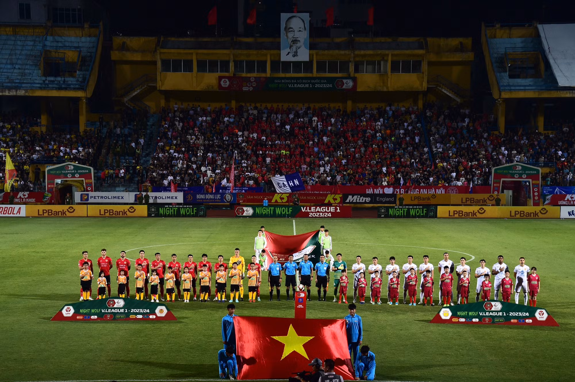 Hai đội thực hiện nghi lễ chào cờ trước trận đấu. Hai đội thực hiện nghi lễ chào cờ trước trận đấu.