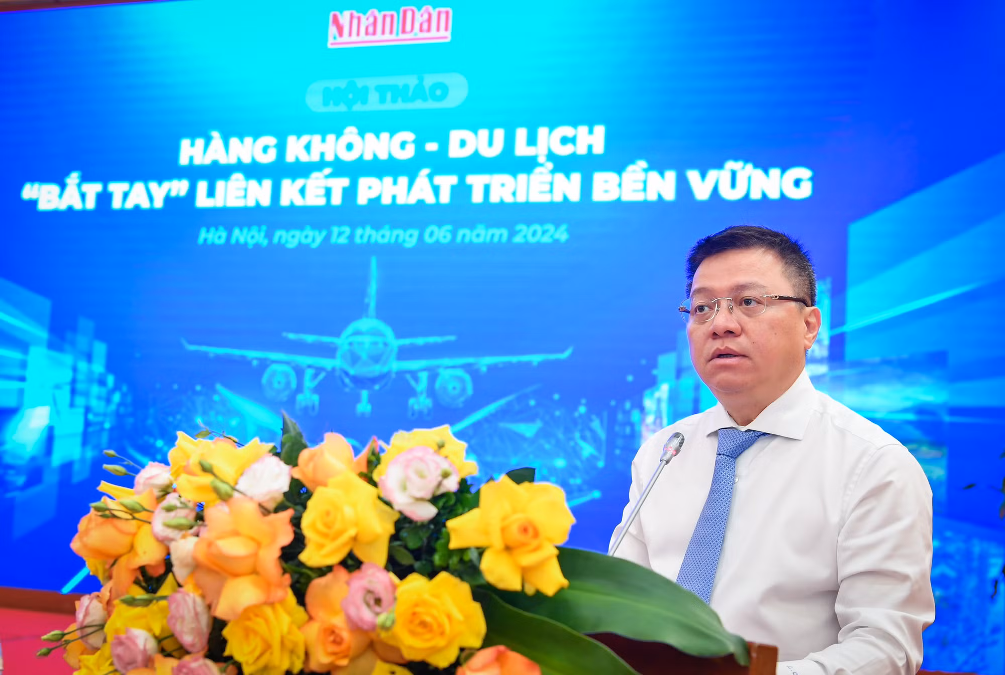 Đồng chí Lê Quốc Minh, Tổng Biên tập Báo Nhân Dân, Phó Trưởng Ban Tuyên giáo Trung ương, Chủ tịch Hội Nhà báo Việt Nam phát biểu khai mạc hội thảo. Theo đồng chí, hiện nay, sự hợp tác giữa du lịch và hàng không chủ yếu là do Cục Du lịch quốc gia, các hãng hàng không, địa phương, công ty du lịch tự bắt tay liên kết. Việc hợp tác này còn quy mô nhỏ, mang tính sự vụ, chưa có cơ chế phối hợp, hợp tác ở quy mô lớn. Vậy nên, rất cần thiết xây dựng kế hoạch tổng thể, cấp quốc gia để có tác động dài lâu. Đồng chí Lê Quốc Minh, Tổng Biên tập Báo Nhân Dân, Phó Trưởng Ban Tuyên giáo Trung ương, Chủ tịch Hội Nhà báo Việt Nam phát biểu khai mạc hội thảo. Theo đồng chí, hiện nay, sự hợp tác giữa du lịch và hàng không chủ yếu là do Cục Du lịch quốc gia, các hãng hàng không, địa phương, công ty du lịch tự bắt tay liên kết. Việc hợp tác này còn quy mô nhỏ, mang tính sự vụ, chưa có cơ chế phối hợp, hợp tác ở quy mô lớn. Vậy nên, rất cần thiết xây dựng kế hoạch tổng thể, cấp quốc gia để có tác động dài lâu.