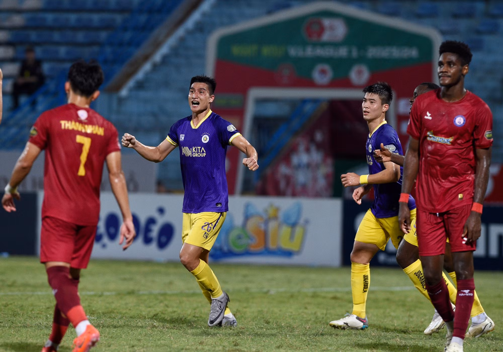 Hà Nội FC nhanh chóng lấy lại thế trận của đội mạnh hơn.