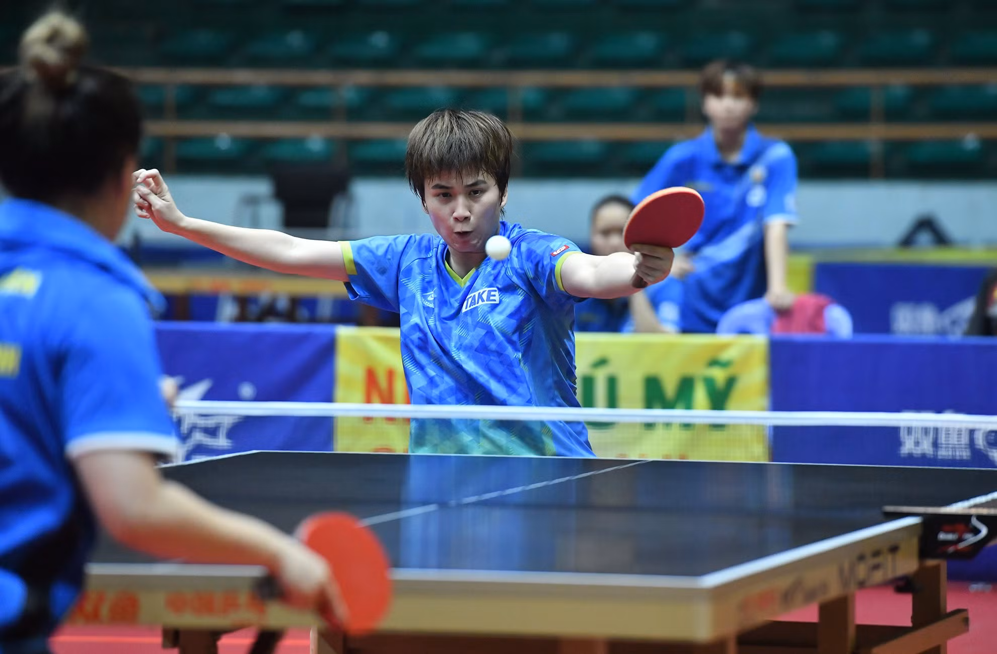Diệu Khánh thể hiện bản lĩnh để thắng 3-2 qua 5 séc đấu với các tỷ số 11-5, 7-11, 11-4, 12-14 và 11-7. Diệu Khánh thể hiện bản lĩnh để thắng 3-2 qua 5 séc đấu với các tỷ số 11-5, 7-11, 11-4, 12-14 và 11-7.