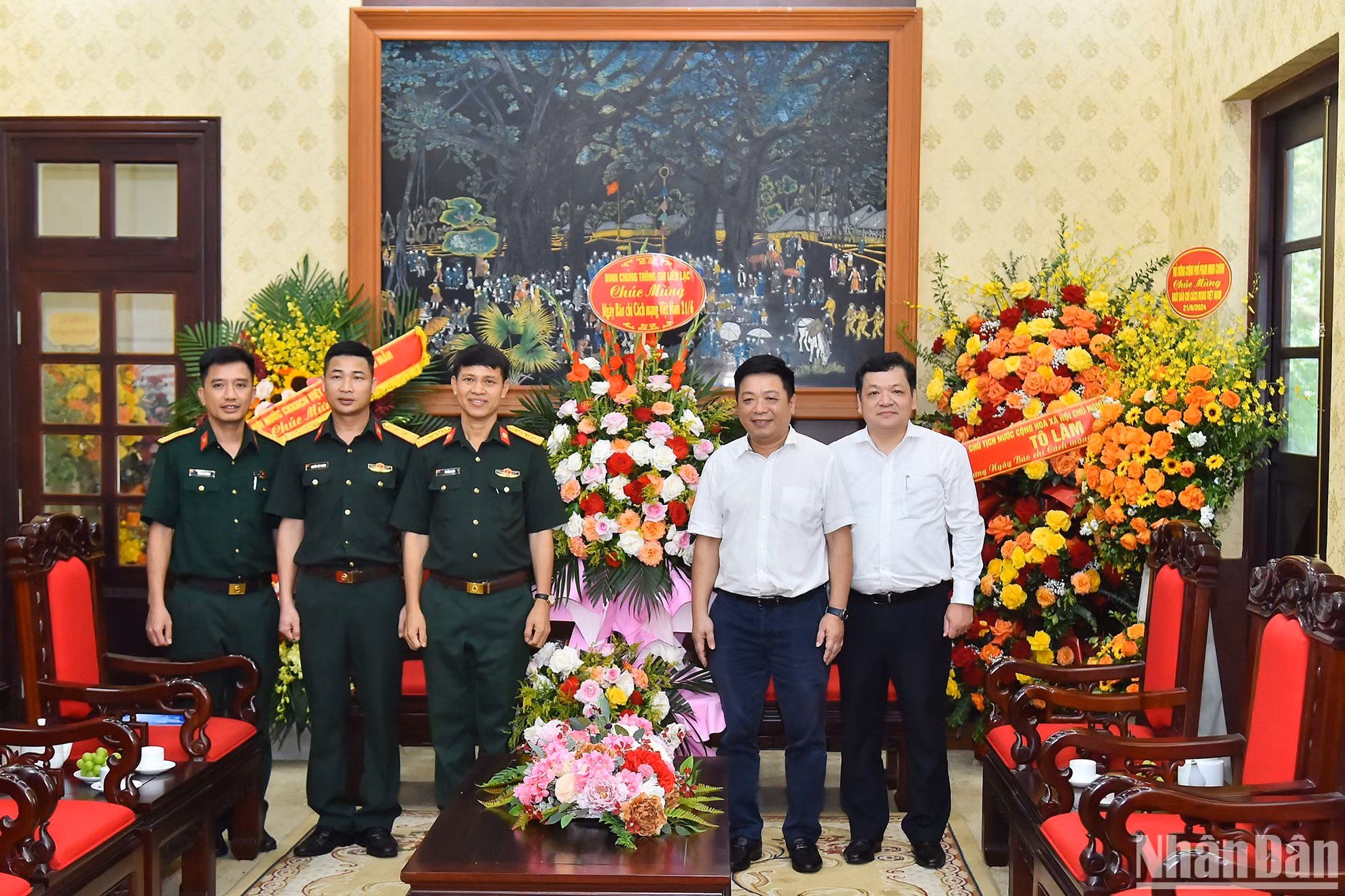 Đại tá Tô Hồng Quân, Phó Chính ủy Binh chủng thông tin liên lạc chúc mừng Ban Biên tập cùng cán bộ, nhân viên Báo Nhân Dân.
