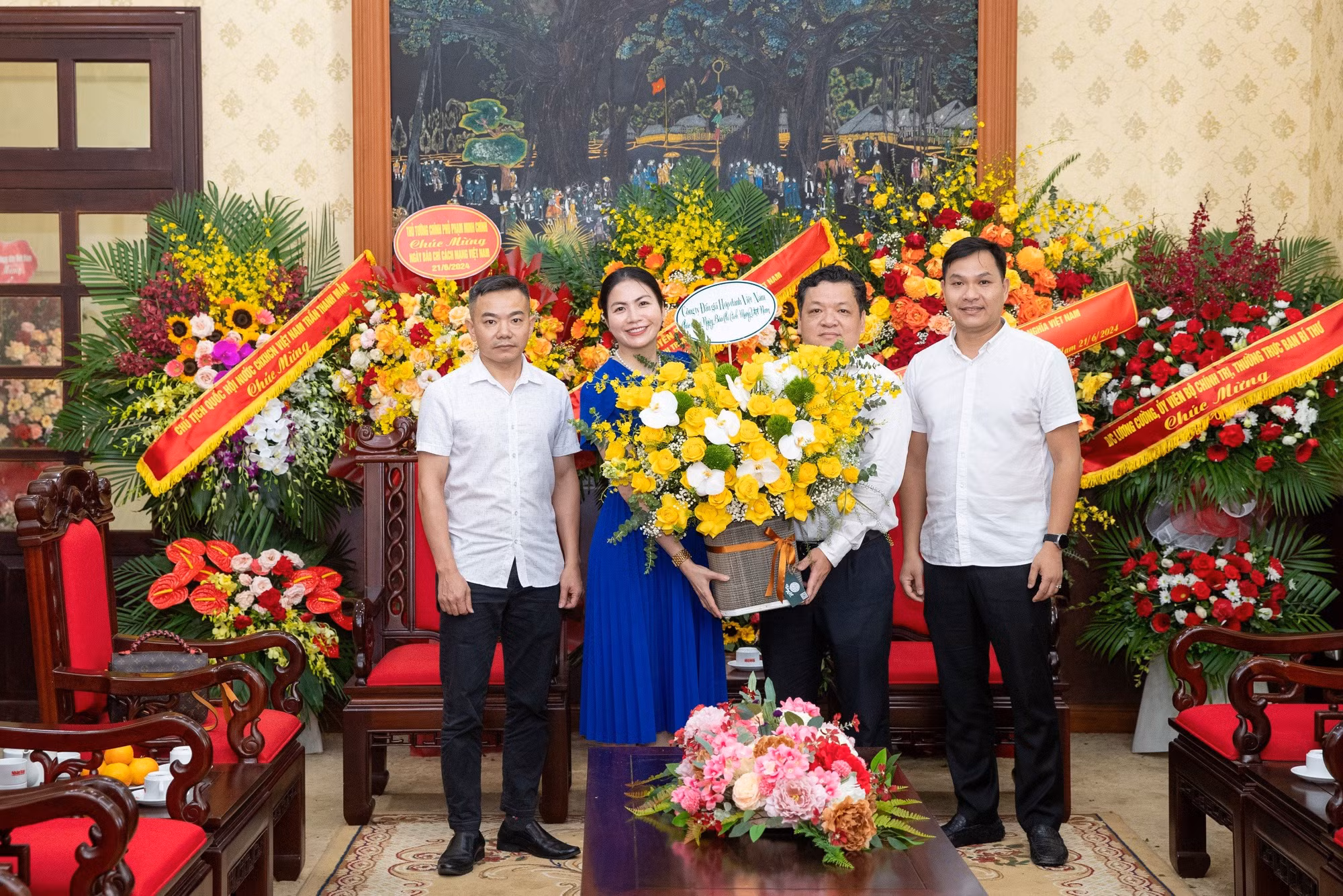 Công ty đấu giá Hợp danh Việt Nam chúc mừng Báo Nhân Dân. Công ty đấu giá Hợp danh Việt Nam chúc mừng Báo Nhân Dân.