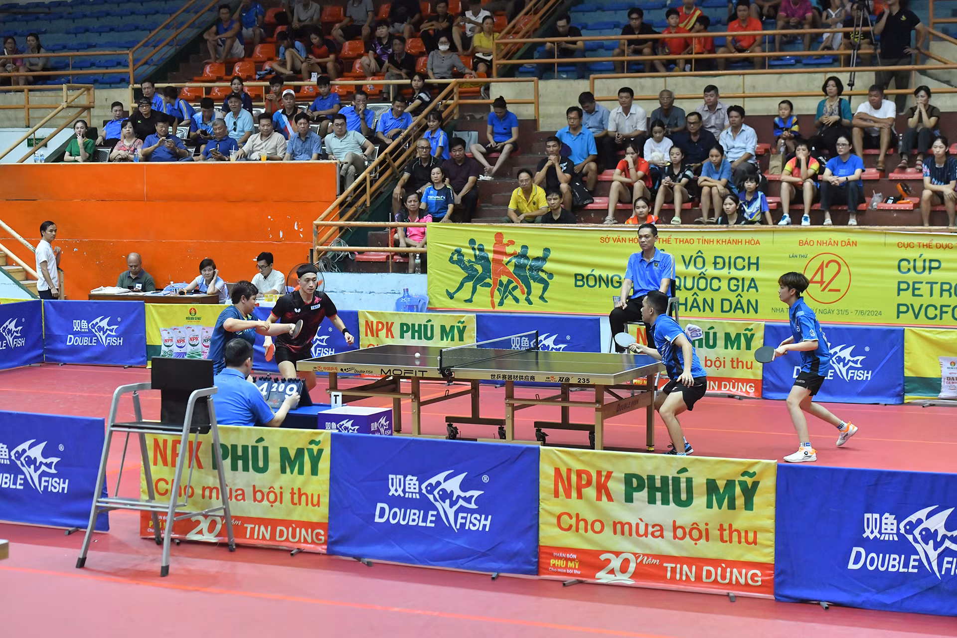 Trận chung kết thu hút đông đảo người hâm mộ tới nhà thi đấu thể thao tỉnh Khánh Hòa theo dõi. Trận chung kết thu hút đông đảo người hâm mộ tới nhà thi đấu thể thao tỉnh Khánh Hòa theo dõi.