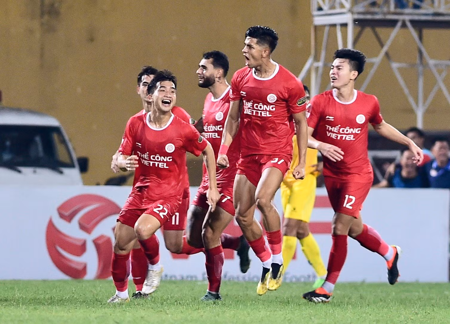 Trong những phút cuối cùng của hiệp 2, Joao Pedro đã tỏa sáng với cú đánh đầu tung lưới Quảng Nam ở phút 90+5, qua đó khép lại chiến thắng 3-2 đầy nghẹt thở cho Thể Công Viettel. Trong những phút cuối cùng của hiệp 2, Joao Pedro đã tỏa sáng với cú đánh đầu tung lưới Quảng Nam ở phút 90+5, qua đó khép lại chiến thắng 3-2 đầy nghẹt thở cho Thể Công Viettel.