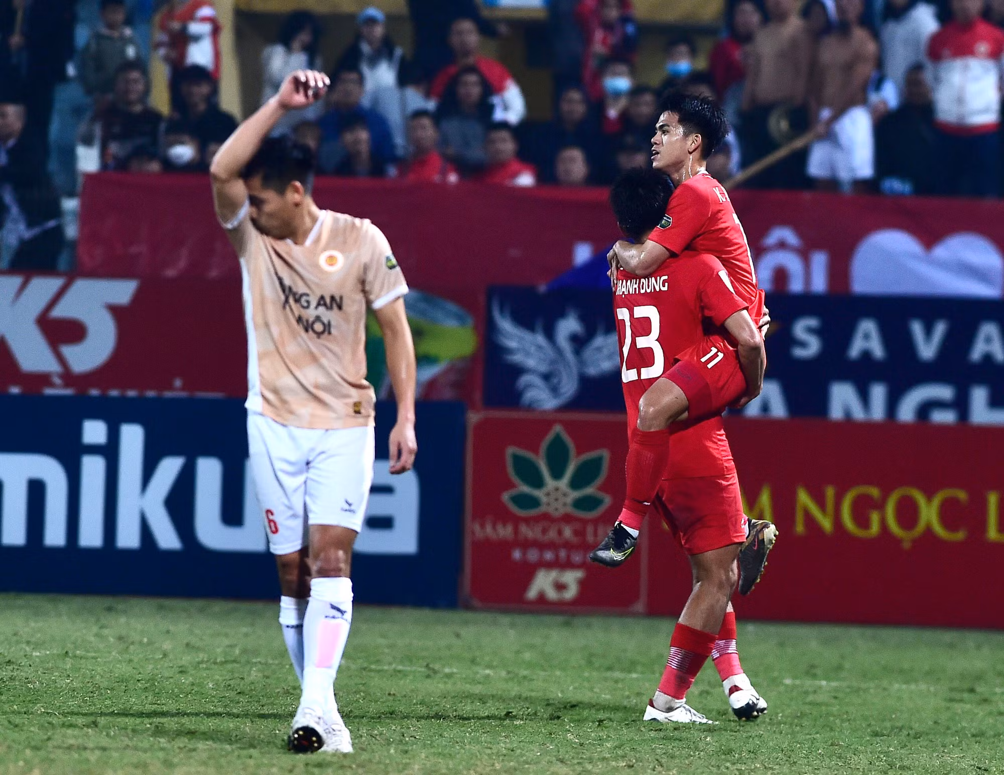 Thể Công Viettel nới rộng khoảng cách lên 3-0. Nhận đường chuyền của đồng đội, Văn Khang bứt tốc bên cánh phải, anh dẫn bóng vào vòng cấm rồi tung cú sút chéo góc rất căng hạ gục thủ thành Nguyễn Filip lần thứ 3.