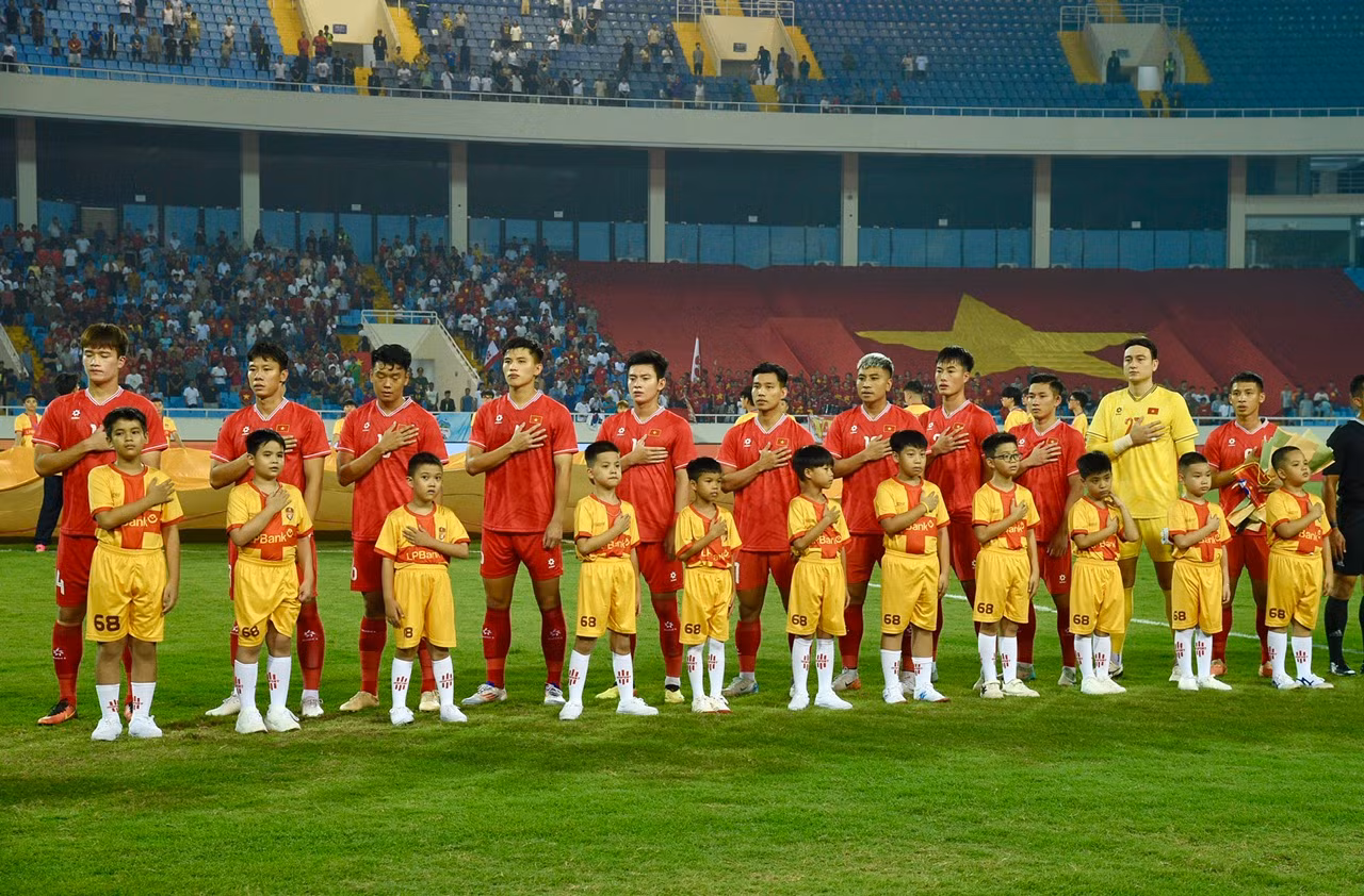 Đội tuyển Việt Nam thực hiện nghi thức chào cờ.