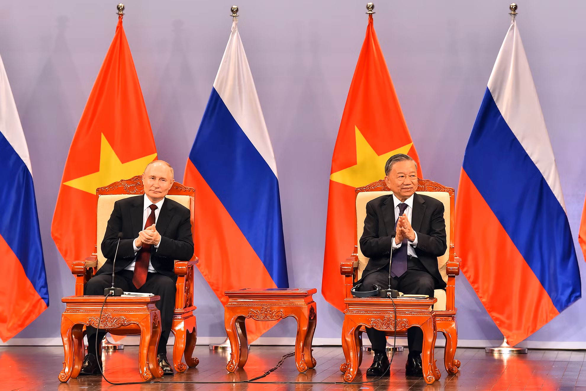 Chủ tịch nước Tô Lâm và Tổng thống Liên bang Nga Vladimir Putin tại buổi gặp. Chủ tịch nước Tô Lâm và Tổng thống Liên bang Nga Vladimir Putin tại buổi gặp.
