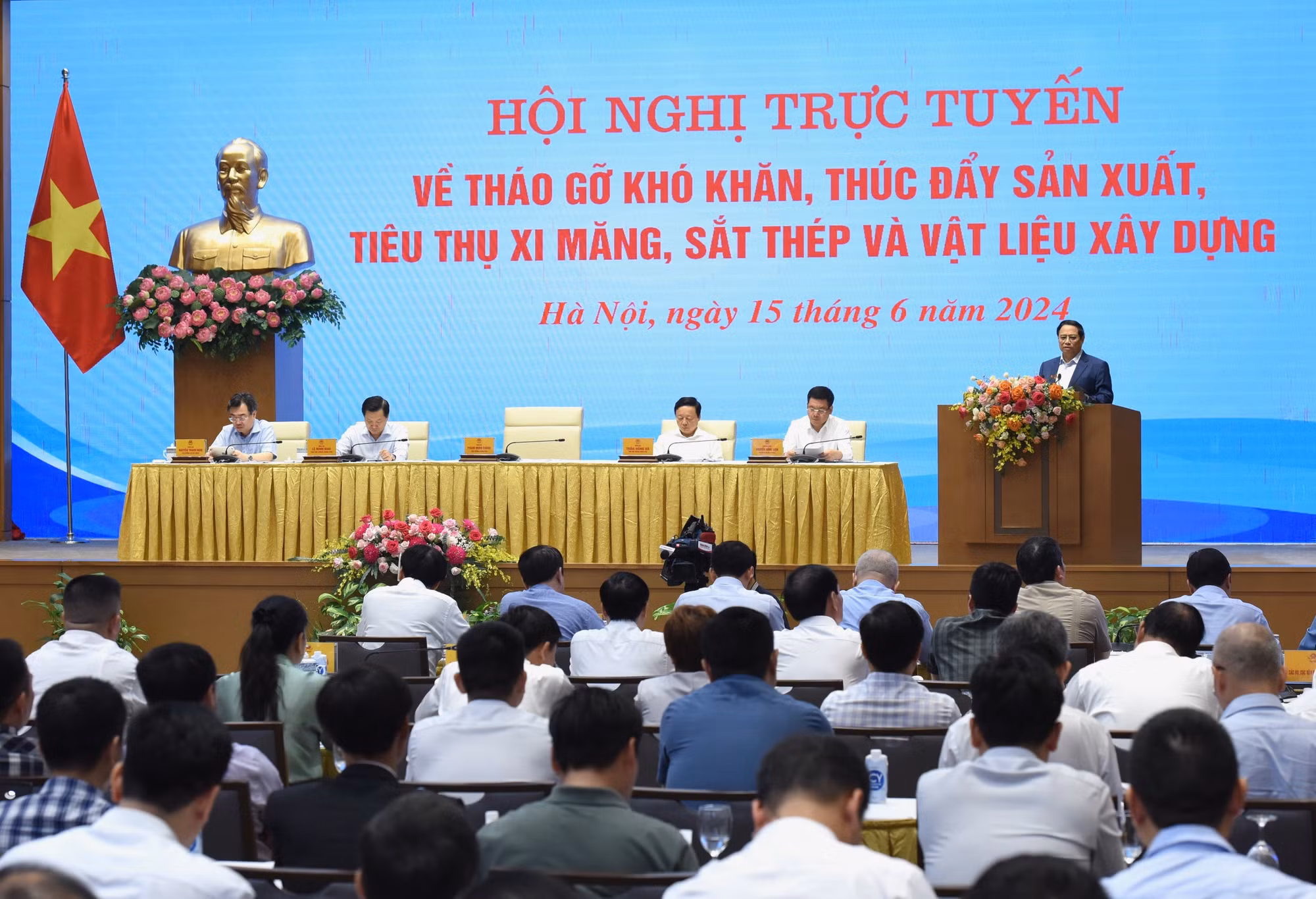 Thủ tướng đề nghị các đại biểu trao đổi, thảo luận, chia sẻ với tinh thần thẳng thắn, trách nhiệm.