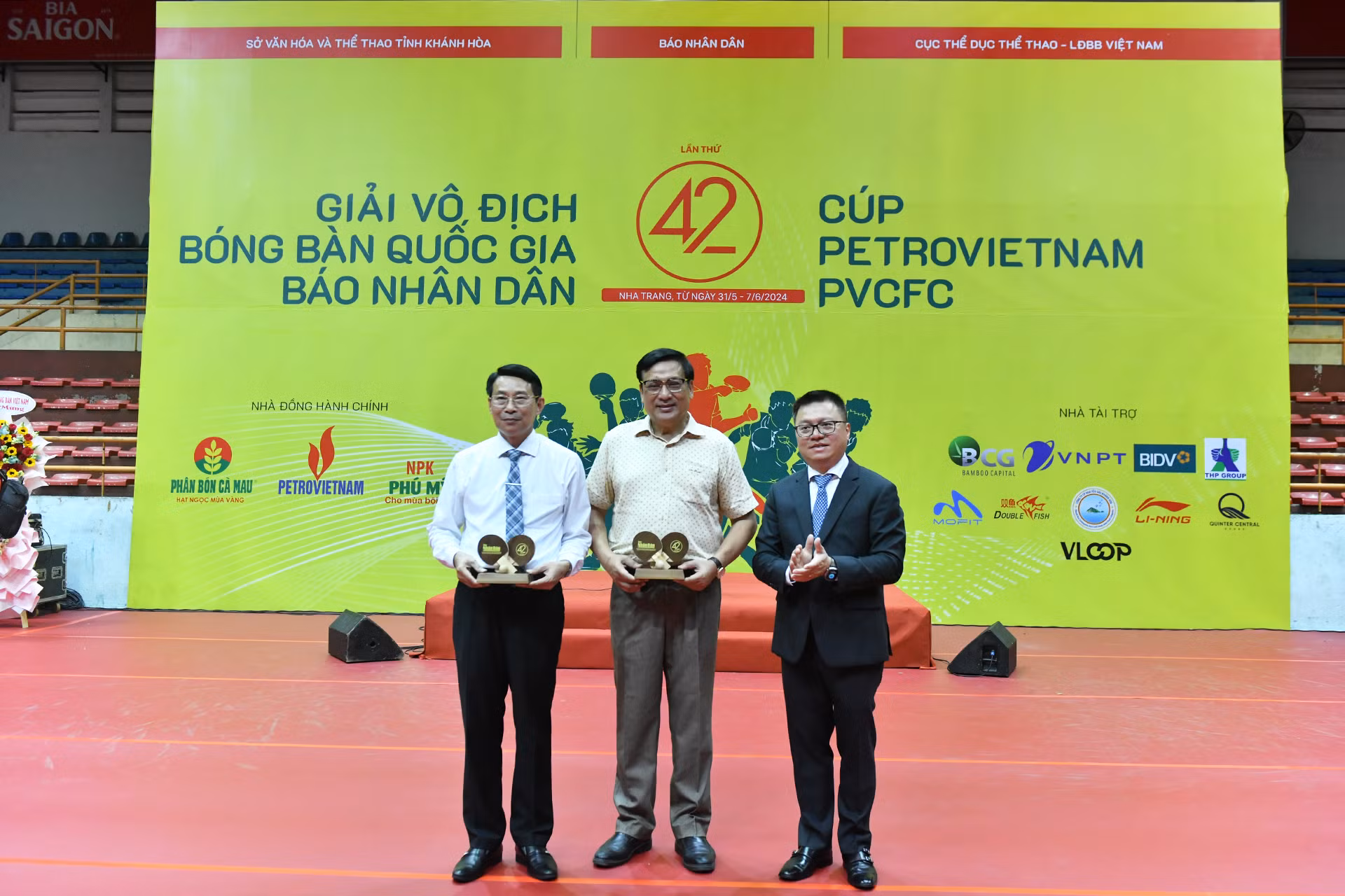 Đồng chí Lê Quốc Minh tặng Kỷ niệm chương của Báo Nhân Dân cho các đồng chí đại diện lãnh đạo tỉnh Khánh Hòa.