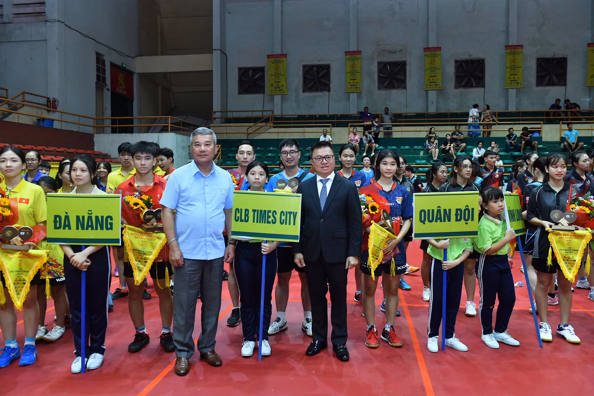 Các đại biểu chụp hình lưu niệm cùng đoàn trọng tài và 17 đoàn tham dự thi đấu.