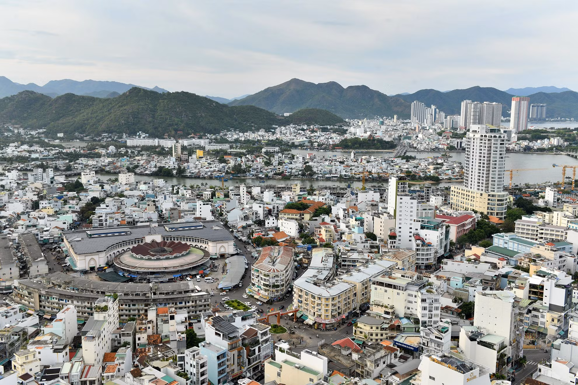 Nha Trang có khí hậu nhiệt đới, chịu ảnh hưởng của khí hậu đại dương với nhiệt độ ôn hòa trung bình năm là 26,3⁰C, ít bị ảnh hưởng của bão.