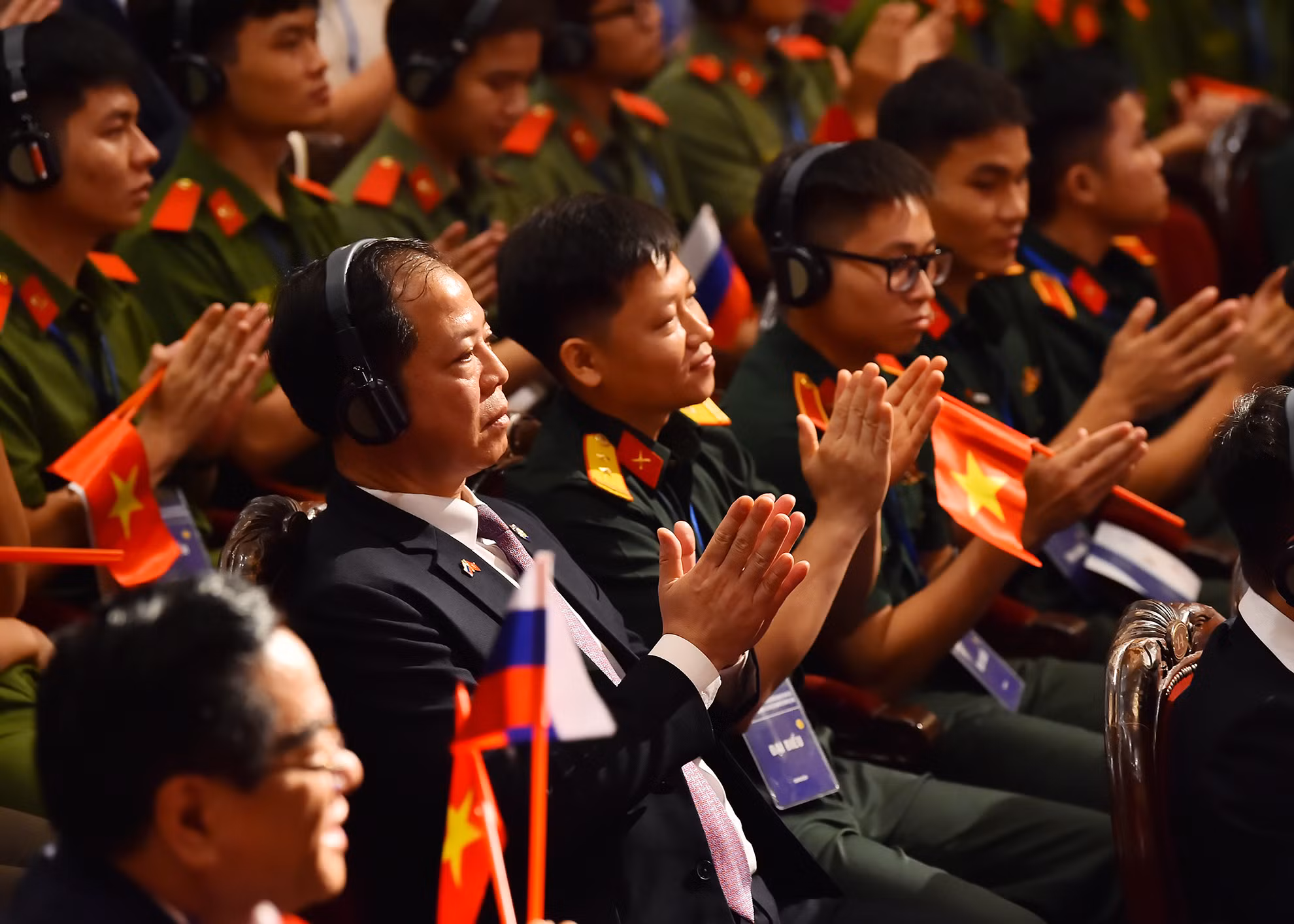 Các đại biểu tại buổi gặp lãnh đạo Hội hữu nghị Việt-Nga và các thế hệ cựu sinh viên Việt Nam học tại Nga của Chủ tịch nước Tô Lâm và Tổng thống Liên bang Nga Vladimir Putin. Các đại biểu tại buổi gặp lãnh đạo Hội hữu nghị Việt-Nga và các thế hệ cựu sinh viên Việt Nam học tại Nga của Chủ tịch nước Tô Lâm và Tổng thống Liên bang Nga Vladimir Putin.