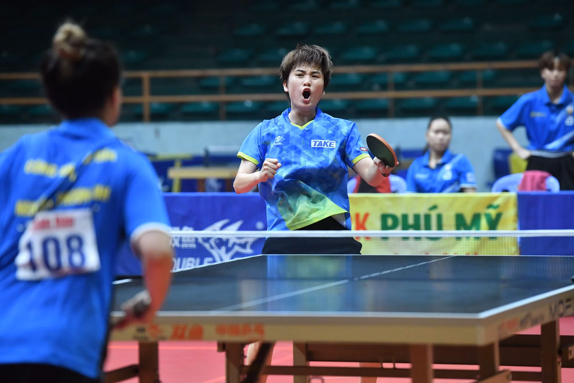 Nguyễn Khoa Diệu Khánh "bùng nổ" trong những đường bóng mang về điểm số. Nguyễn Khoa Diệu Khánh "bùng nổ" trong những đường bóng mang về điểm số.