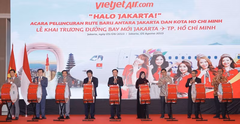 Chủ tịch Quốc hội Vương Đình Huệ cùng các đại biểu Việt Nam và Indonesia thực hiện nghi thức khai trương đường bay mới của hãng Vietjet tại Jakarta. Chủ tịch Quốc hội Vương Đình Huệ cùng các đại biểu Việt Nam và Indonesia thực hiện nghi thức khai trương đường bay mới của hãng Vietjet tại Jakarta.