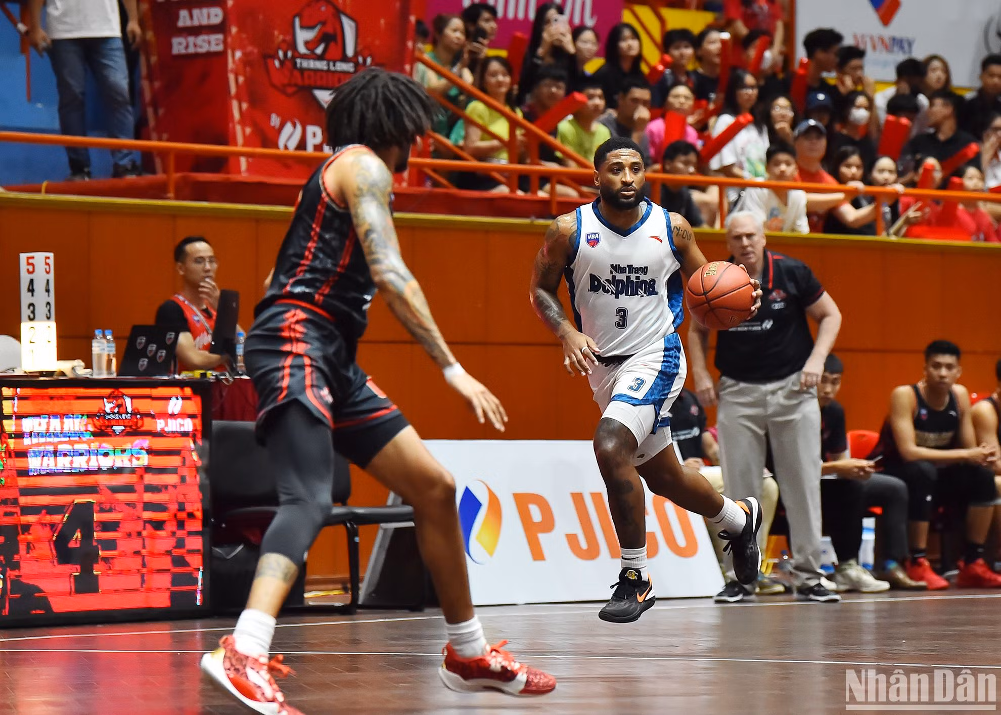 Madarious Jaquil Gibbs thi đấu năng nổ với 23 điểm cùng 8 assists nhưng không thể giúp Nha Trang Dolphins tránh khỏi trận thua thứ 3 liên tiếp. Madarious Jaquil Gibbs thi đấu năng nổ với 23 điểm cùng 8 assists nhưng không thể giúp Nha Trang Dolphins tránh khỏi trận thua thứ 3 liên tiếp.