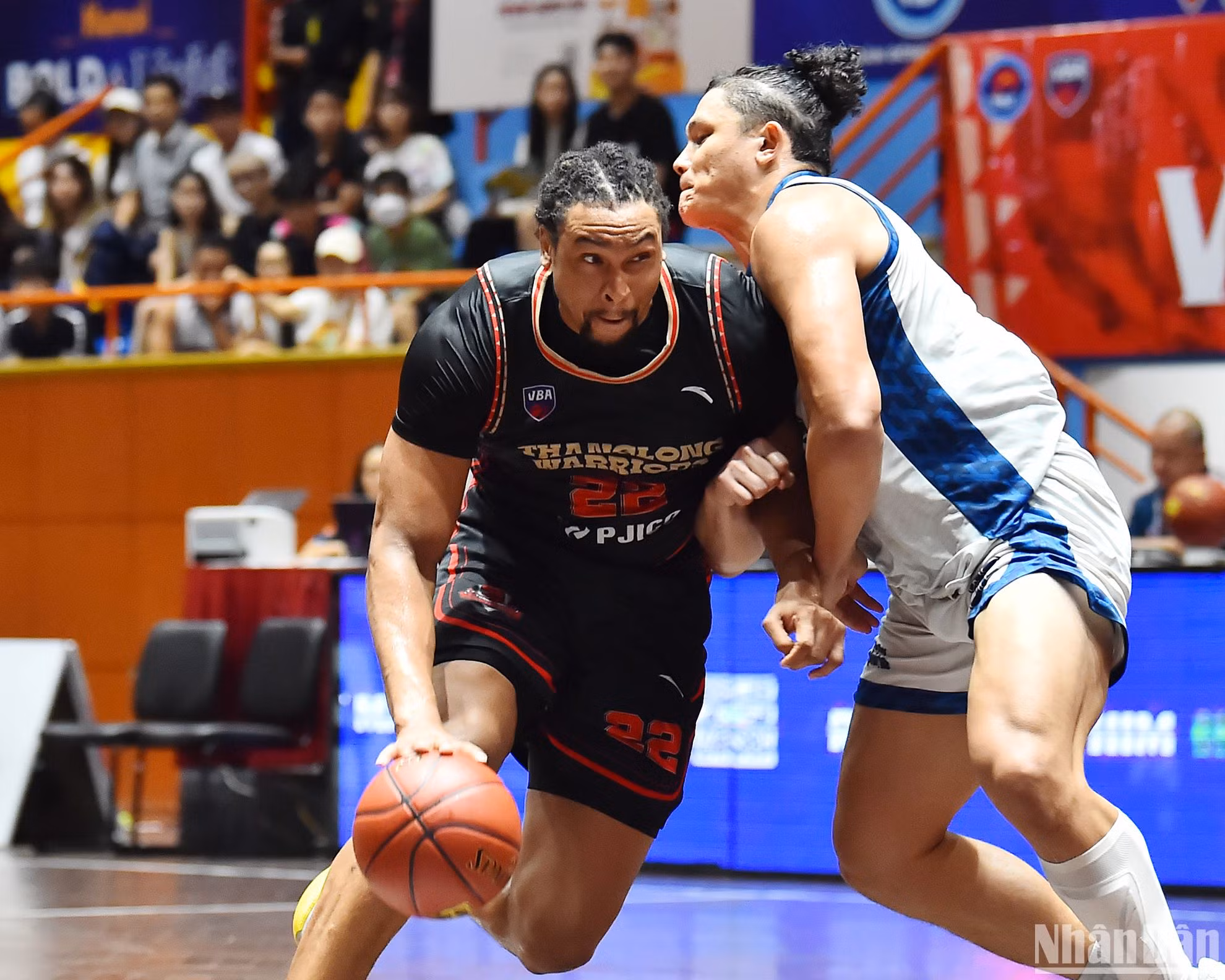 Tận dụng lợi thế ngoại hình, cầu thủ John Fields của Thang Long Warriors liên tục gây khó khăn cho Nha Trang Dolphins trong các tình huống tranh chấp bóng. Anh có cho mình 19 điểm cùng 14 rebounds (bắt bóng bật bảng) sau gần 37 phút thi đấu. Tận dụng lợi thế ngoại hình, cầu thủ John Fields của Thang Long Warriors liên tục gây khó khăn cho Nha Trang Dolphins trong các tình huống tranh chấp bóng. Anh có cho mình 19 điểm cùng 14 rebounds (bắt bóng bật bảng) sau gần 37 phút thi đấu.