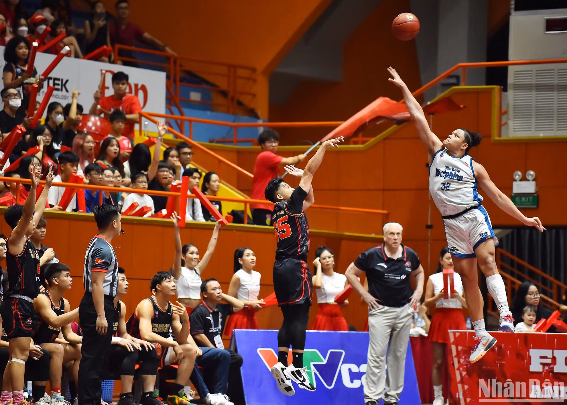 Các tình huống ném 3 điểm thành công giúp Thang Long Warriors không bị Nha Trang Dolphins bỏ cách quá xa trong phần lớn thời gian của trận đấu. Các tình huống ném 3 điểm thành công giúp Thang Long Warriors không bị Nha Trang Dolphins bỏ cách quá xa trong phần lớn thời gian của trận đấu.