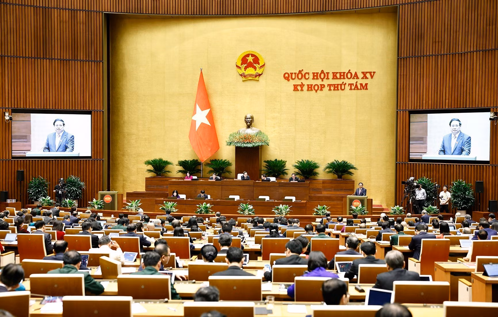 Thủ tướng Phạm Minh Chính trình bày Báo cáo kết quả thực hiện kế hoạch phát triển kinh tế-xã hội năm 2024, dự kiến kế hoạch phát triển kinh tế-xã hội năm 2025. Ảnh: Doãn Tấn - TTXVN Thủ tướng Phạm Minh Chính trình bày Báo cáo kết quả thực hiện kế hoạch phát triển kinh tế-xã hội năm 2024, dự kiến kế hoạch phát triển kinh tế-xã hội năm 2025. Ảnh: Doãn Tấn - TTXVN