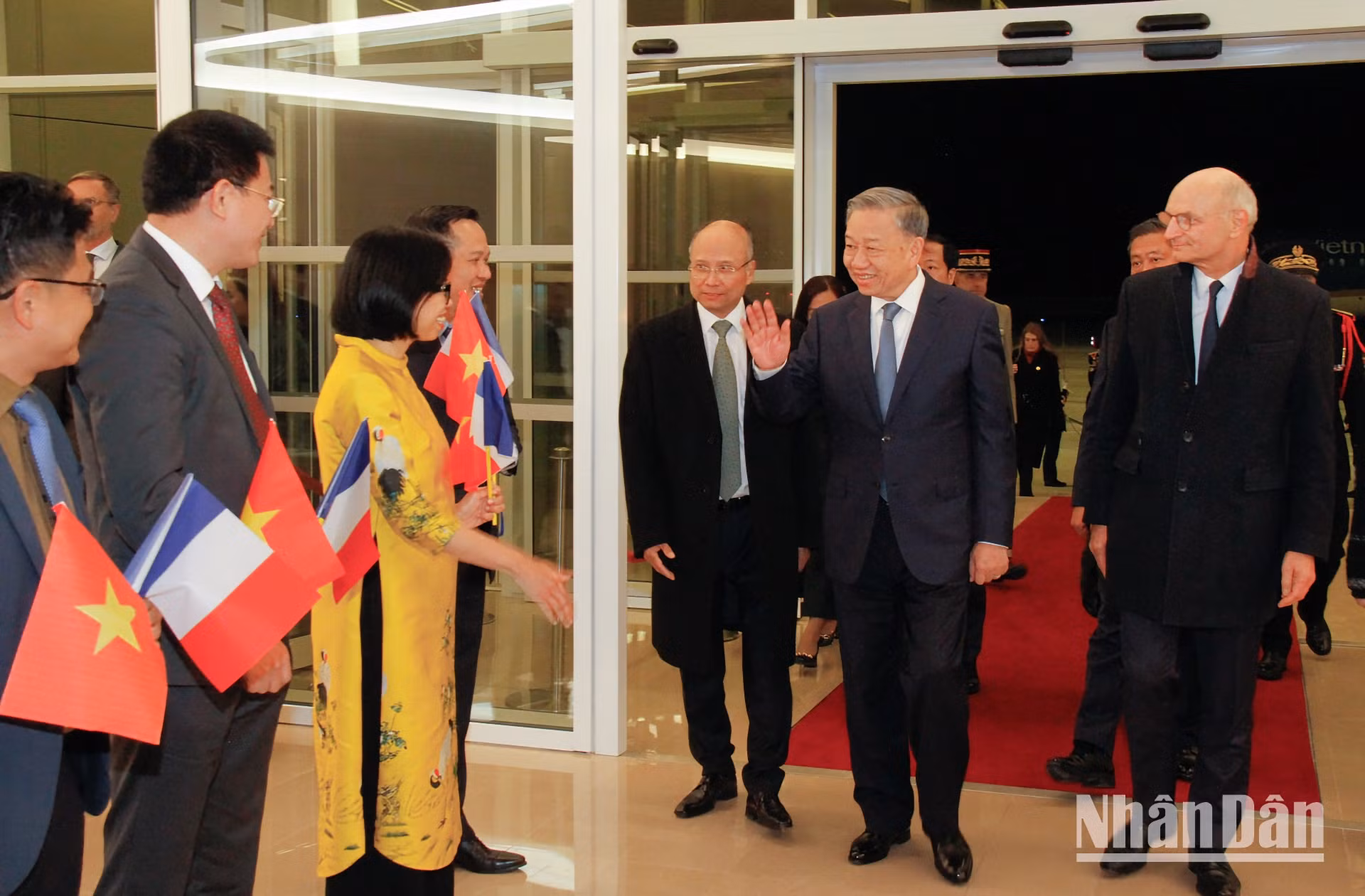 Cán bộ, nhân viên Đại sứ quán và các cơ quan đại diện Việt Nam chào đón Tổng Bí thư, Chủ tịch nước Tô Lâm tại sân bay Orly. (Ảnh: KHẢI HOÀN)
