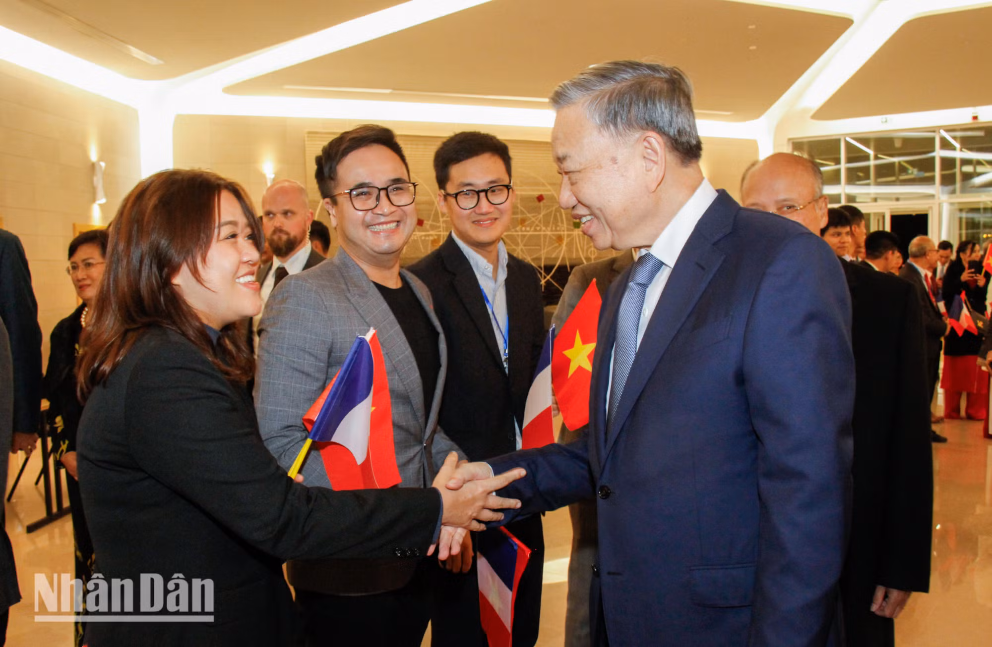 Cộng đồng người Việt Nam tại Pháp chào đón Tổng Bí thư, Chủ tịch nước Tô Lâm tại sân bay Orly. (Ảnh: MINH DUY)