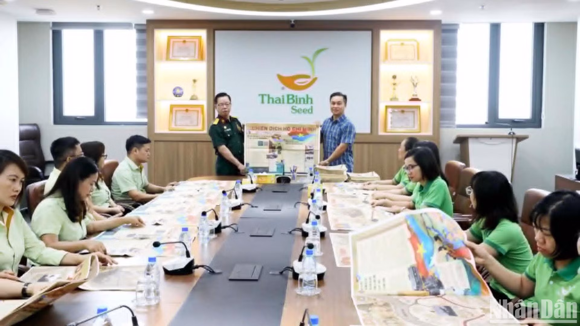 Trao tặng ấn phẩm đặc biệt kỷ niệm 50 năm Giải phóng miền nam, thống nhất đất nước cho hàng trăm cán bộ, kỹ sư, người lao động Tập đoàn ThaiBinh Seed.