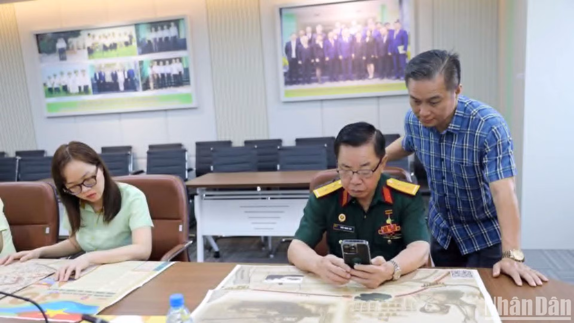 Anh hùng Lao động Trần Mạnh Báo, Phó Chủ tịch Hiệp hội Doanh nhân cựu chiến binh Việt Nam, Chủ tịch Hiệp hội Giống cây trồng Việt Nam, Chủ tịch Hội đồng quản trị Tập đoàn ThaiBinh Seed trải nghiệm ấn phẩm đặc biệt do Báo Nhân Dân phát hành thông qua điện thoại thông minh. Anh hùng Lao động Trần Mạnh Báo, Phó Chủ tịch Hiệp hội Doanh nhân cựu chiến binh Việt Nam, Chủ tịch Hiệp hội Giống cây trồng Việt Nam, Chủ tịch Hội đồng quản trị Tập đoàn ThaiBinh Seed trải nghiệm ấn phẩm đặc biệt do Báo Nhân Dân phát hành thông qua điện thoại thông minh.