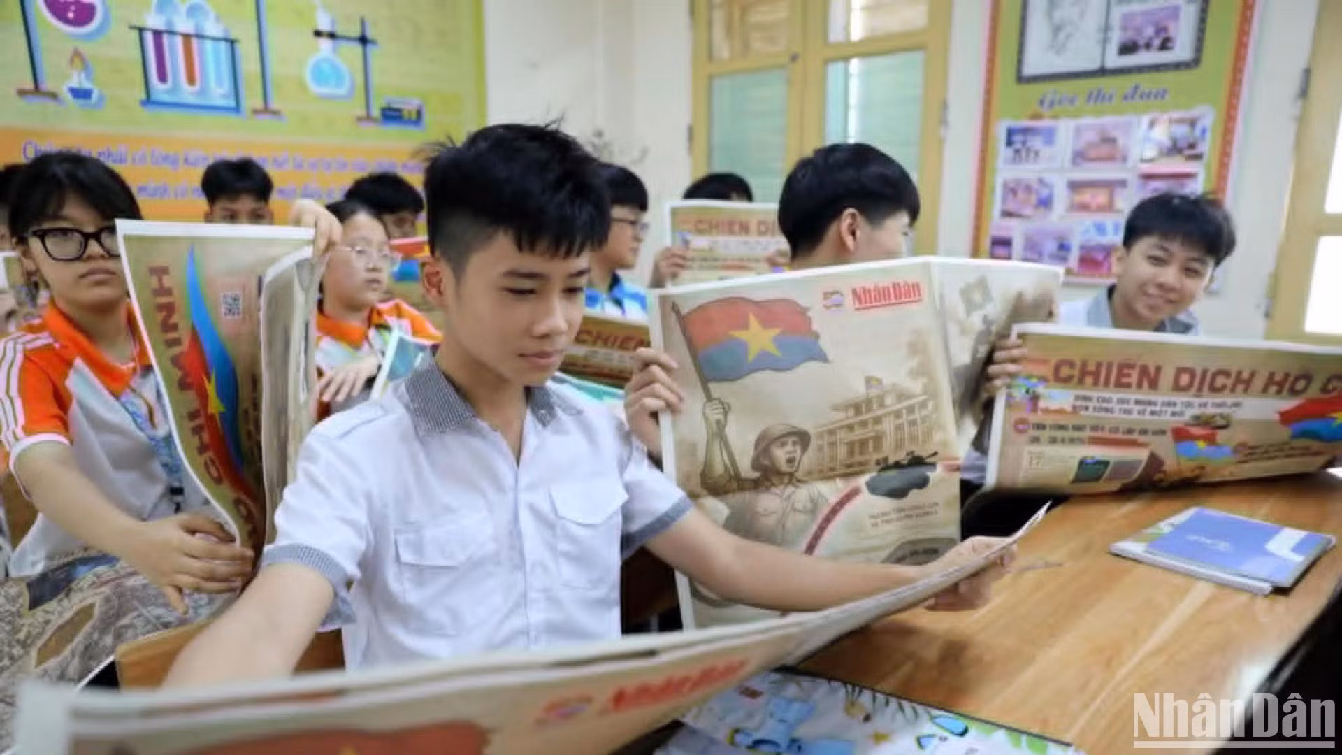 Trò chuyện với bất cứ học sinh nào, các em cũng hồ hởi nói: "Chúng cháu được biết trên nhiều phương tiện thông tin, nhất là nền tảng mạng xã hội lan tỏa rất nhiều về ấn phẩm này". Trò chuyện với bất cứ học sinh nào, các em cũng hồ hởi nói: "Chúng cháu được biết trên nhiều phương tiện thông tin, nhất là nền tảng mạng xã hội lan tỏa rất nhiều về ấn phẩm này".